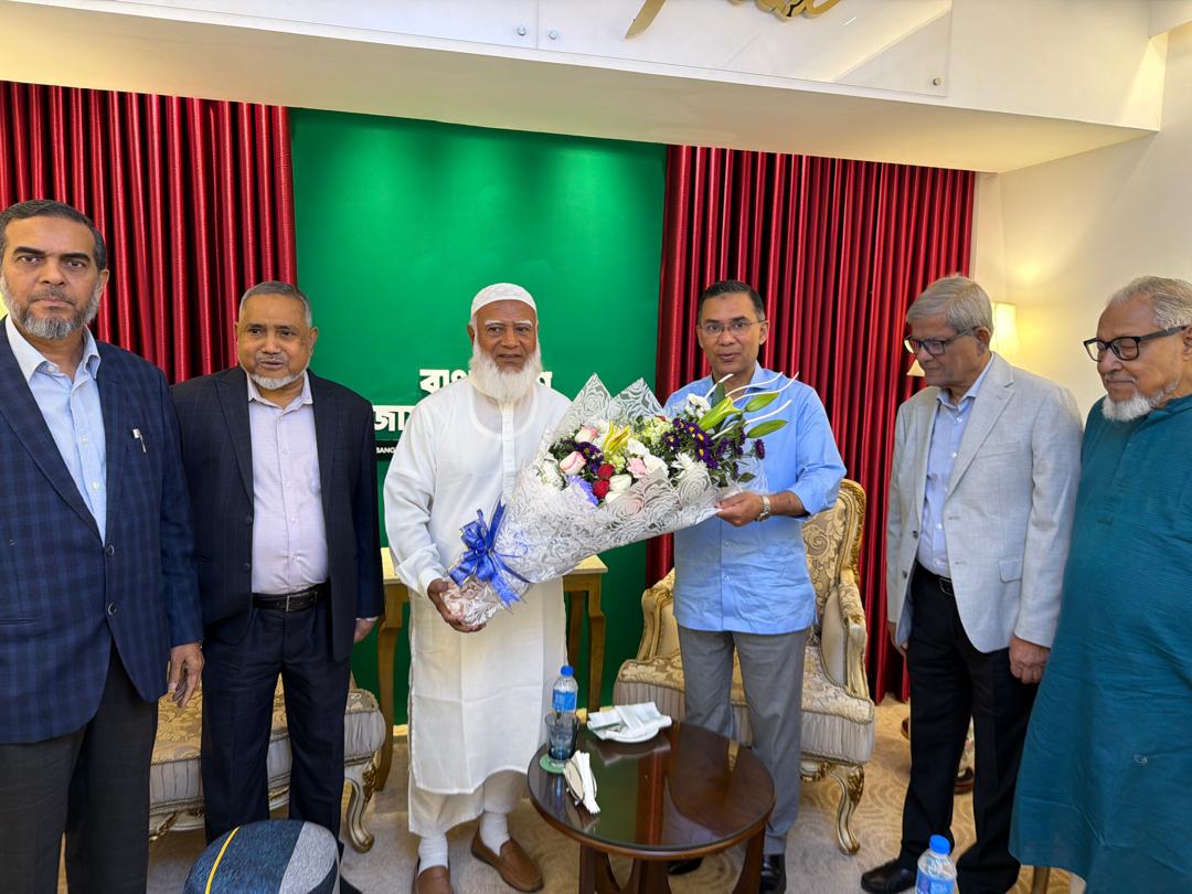 ফুল নিয়ে জামায়াত আমিরের বাসায় তারেক রহমান