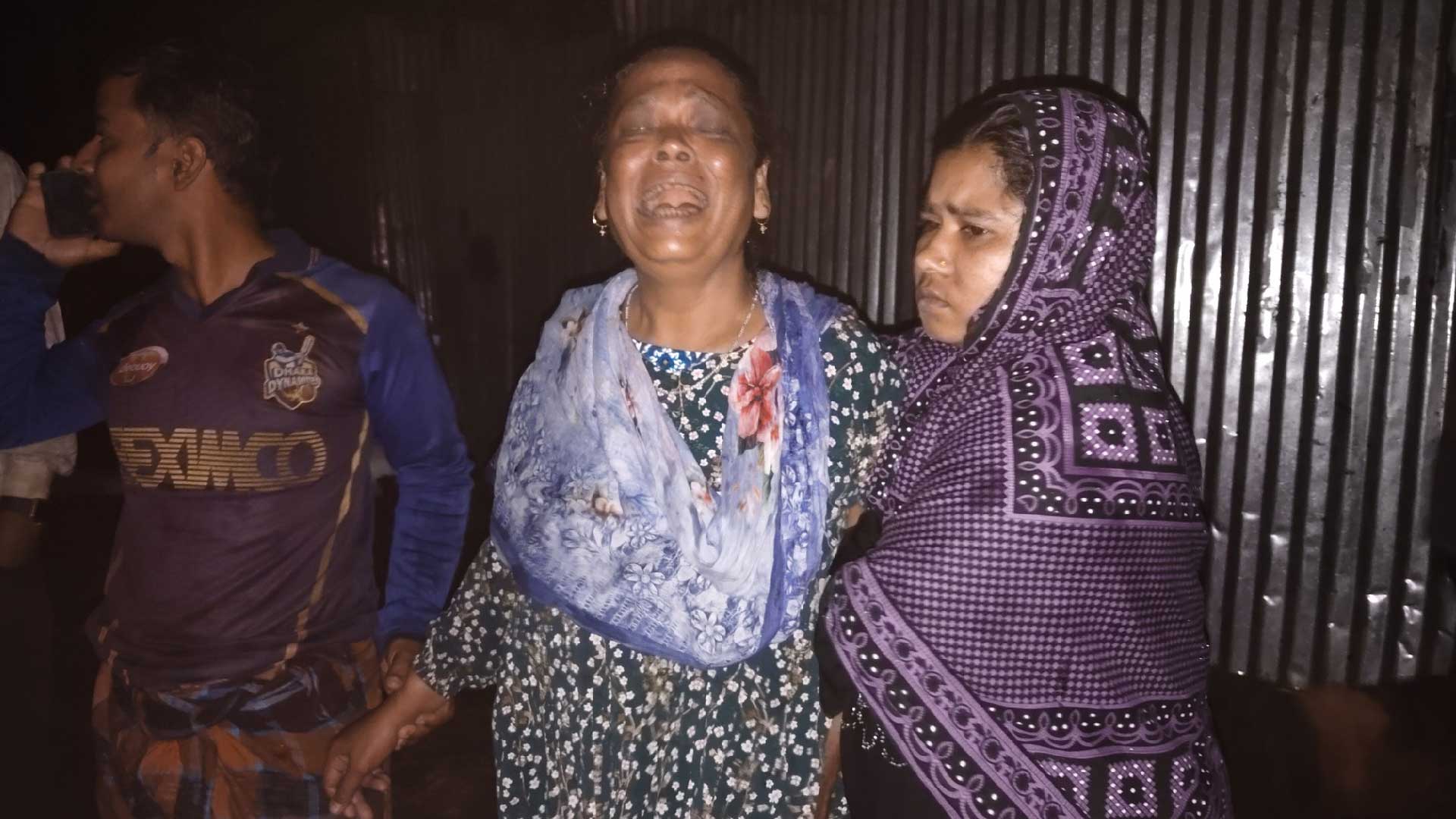 জানালা দিয়ে ছেলেকে বের করে নিজে তলিয়ে যান জ্যোৎস্না