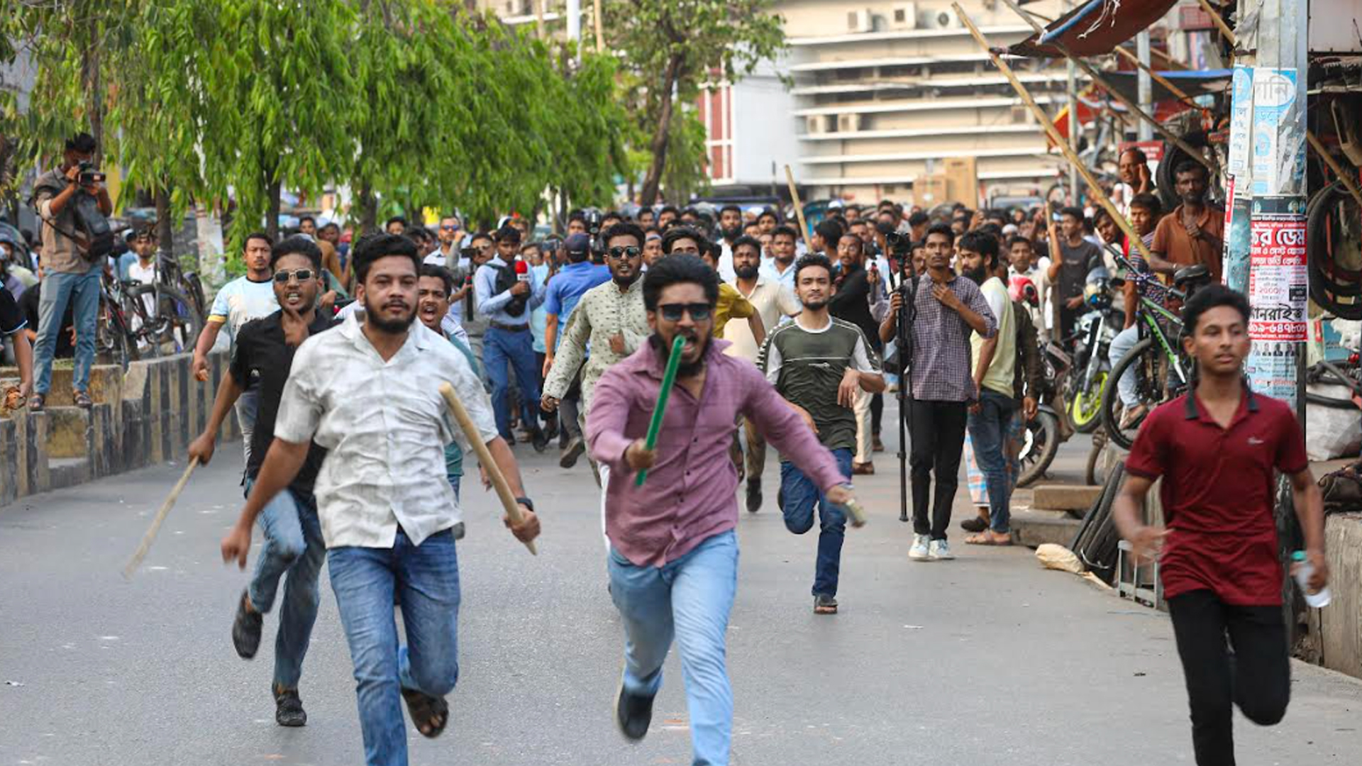 দেয়ালে ‘গুপ্ত’ লেখা নিয়ে ছাত্রদল-শিবির সংঘর্ষ, আহত ১০