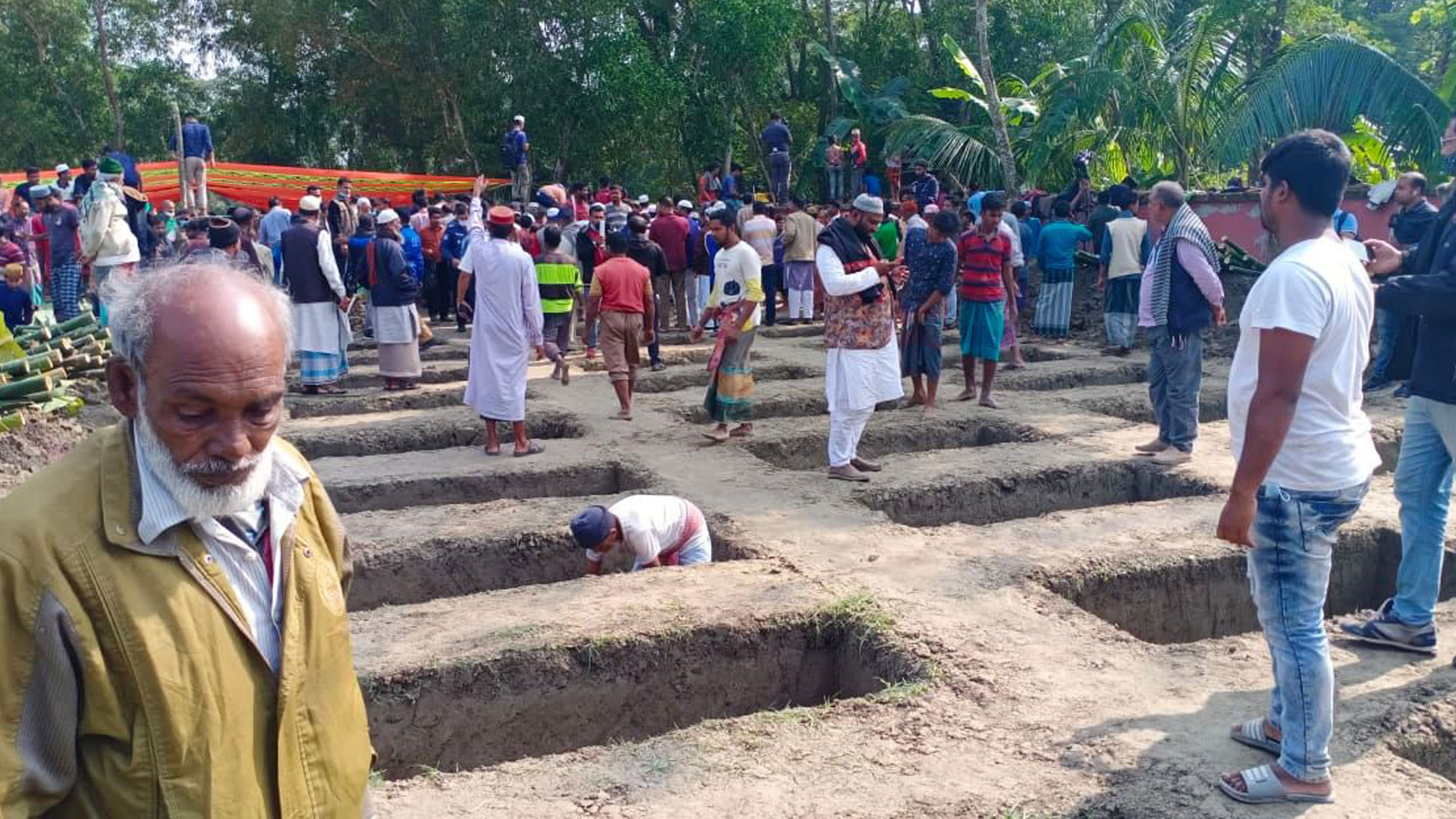 লঞ্চে আগুন: বরগুনায় ৩০ জনের জানাজা সম্পন্ন, গণকবরে দাফনের প্রস্তুতি