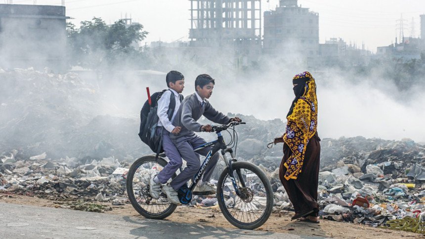 বায়ু দূষণের সূচকে বিশ্বে দ্বিতীয় ঢাকা
