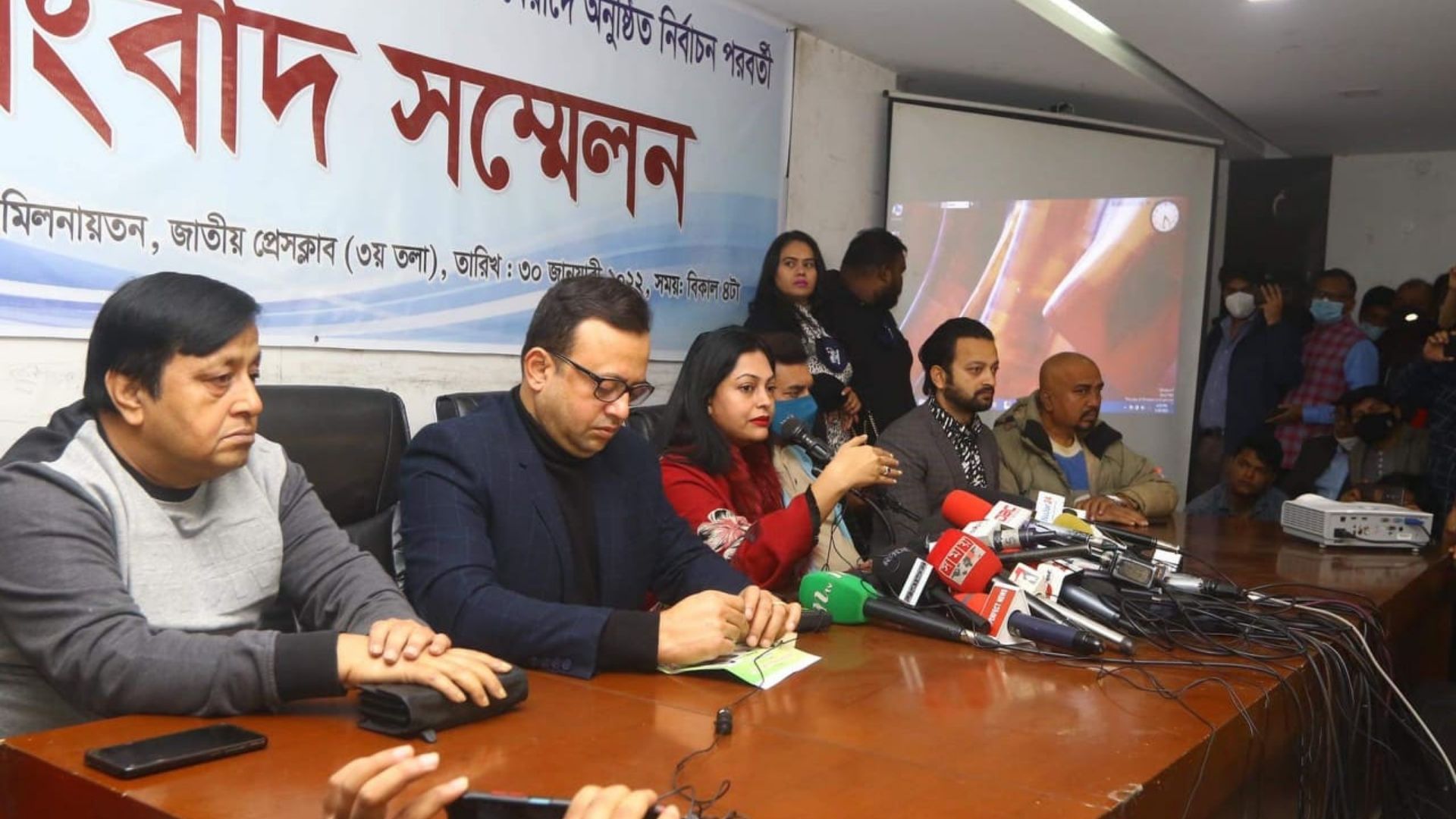 ভোটের দিন আমার কাছে চুমু চেয়েছিলেন নির্বাচন কমিশনার পীরজাদা: নিপুণ