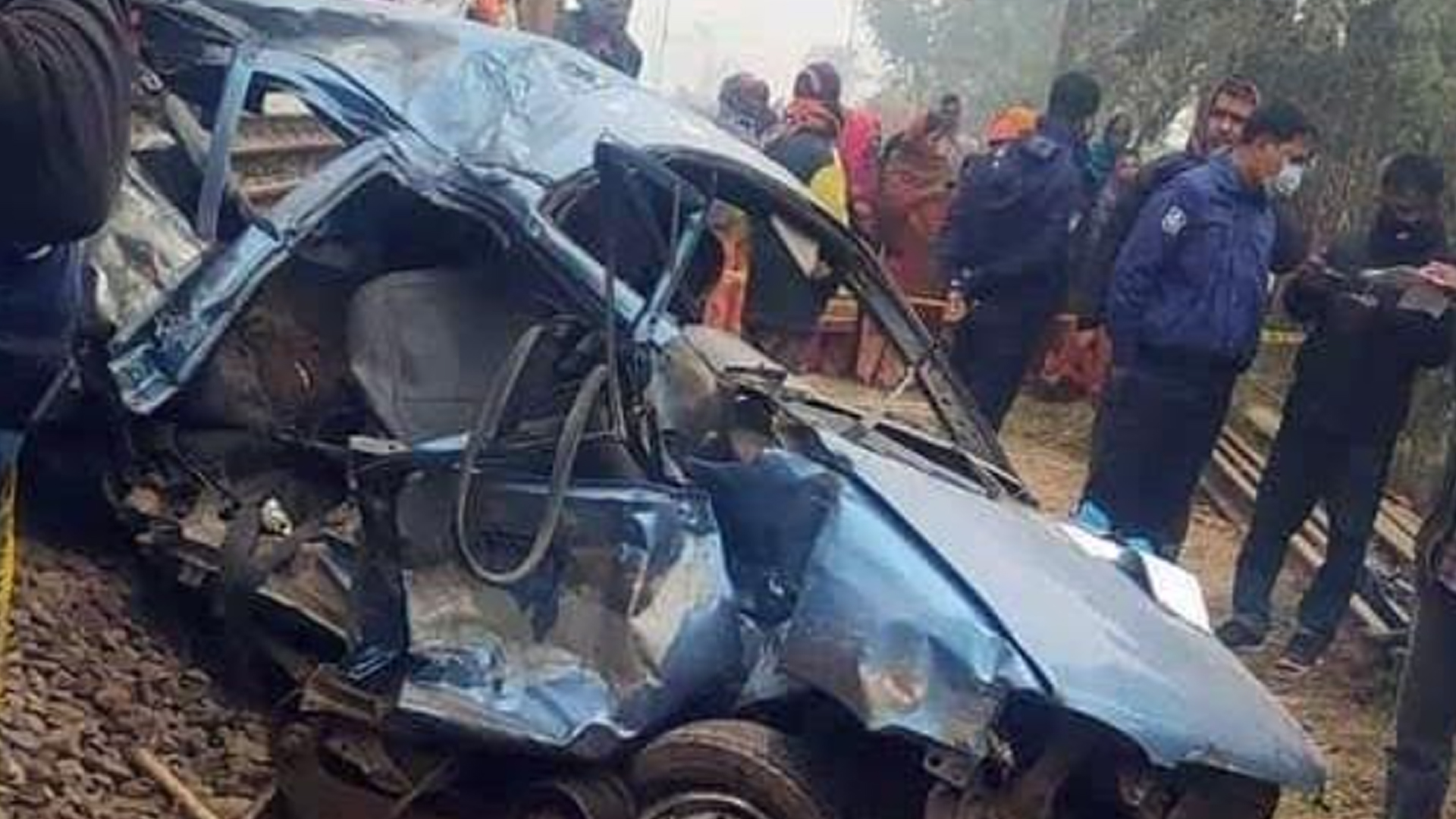 ট্রেনের ধাক্কায় প্রাণ গেল প্রাইভেটকারের ৩ যাত্রীর
