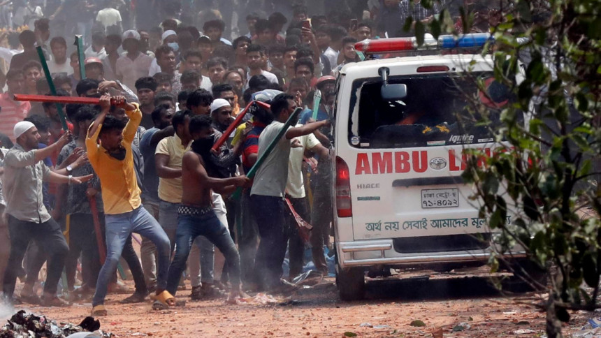 শিক্ষার্থী-ব্যবসায়ী সংঘর্ষ: সাংবাদিক, পুলিশসহ আহত অন্তত ৬০