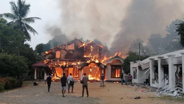 হাম্বানটোটায় রাজাপাকসেদের পৈত্রিক বাড়িতে অগ্নিসংযোগ