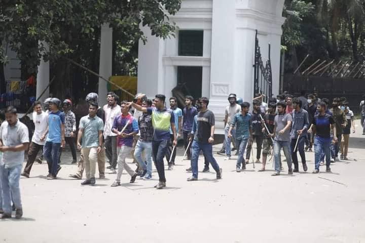 সাংবাদিক পরিচয় পাওয়ার পর আরও বেশি পেটানোর অভিযোগ ছাত্রলীগের বিরুদ্ধে