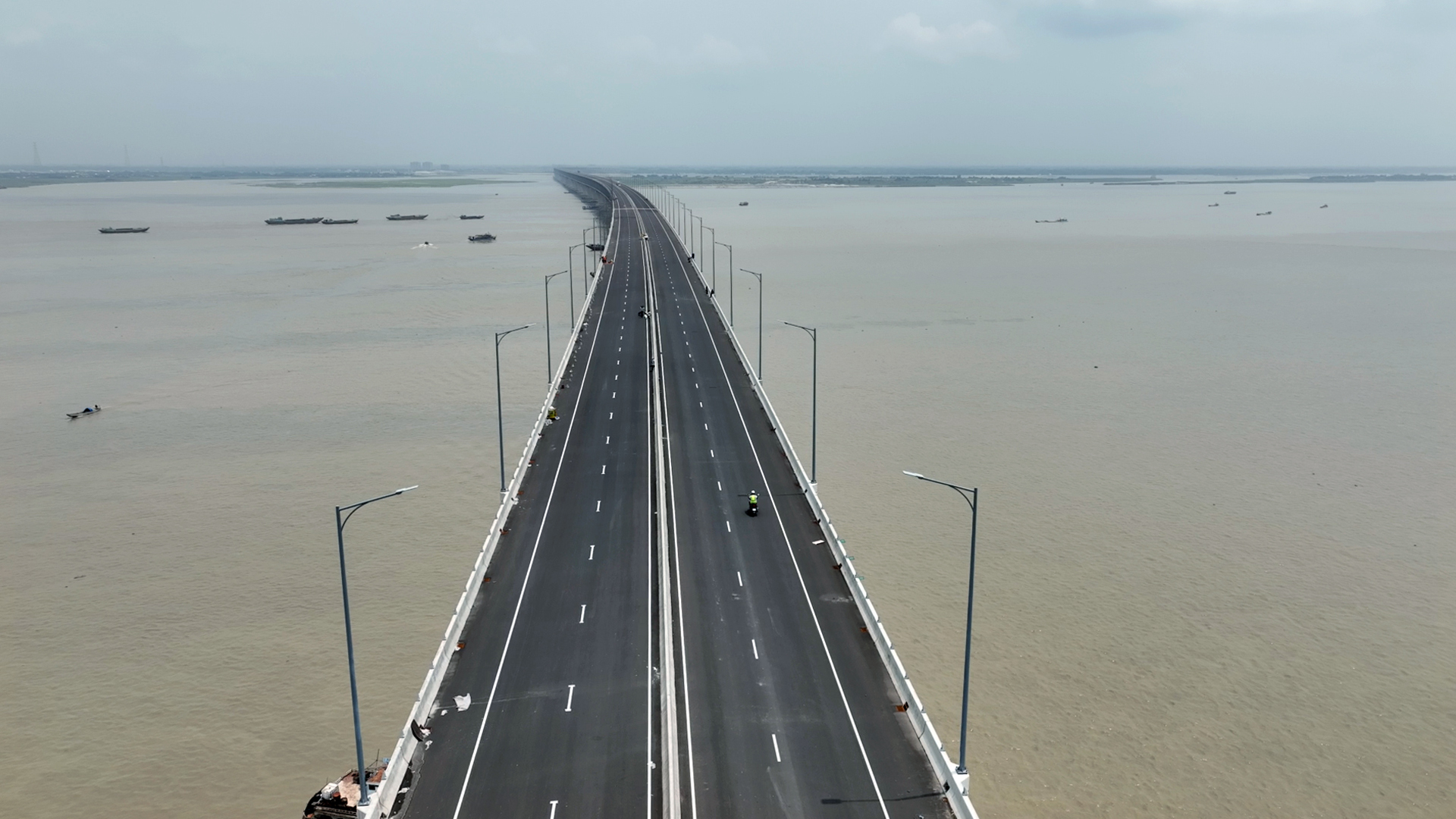 ৯৯৯ টাকায় ২ ঘণ্টায় পদ্মা সেতু ভ্রমণ