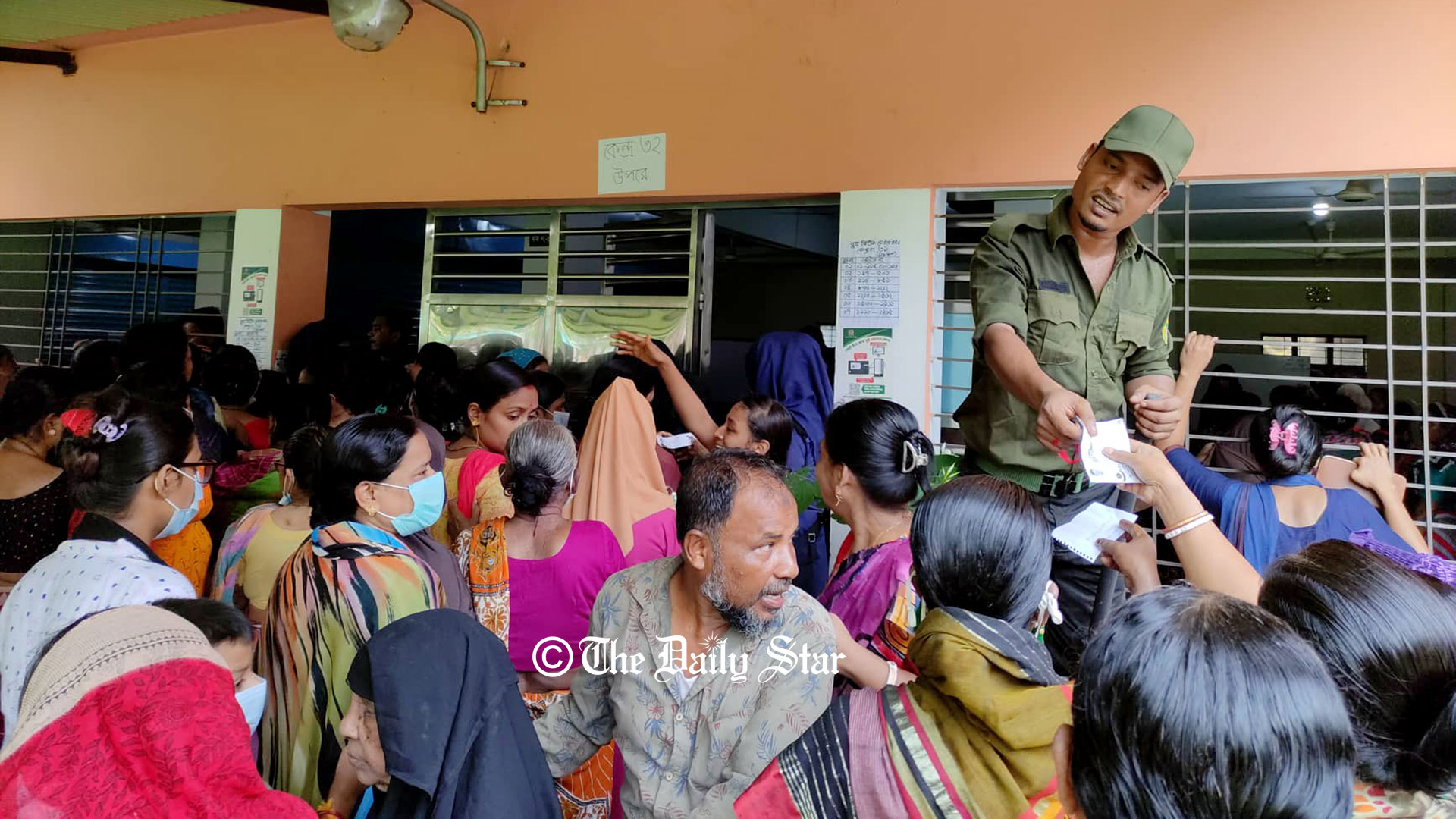 ‘ইভিএমে শুধু নৌকা’, ম্যাজিস্ট্রেটকে ঢুকতে দেওয়া হয়নি বুথে