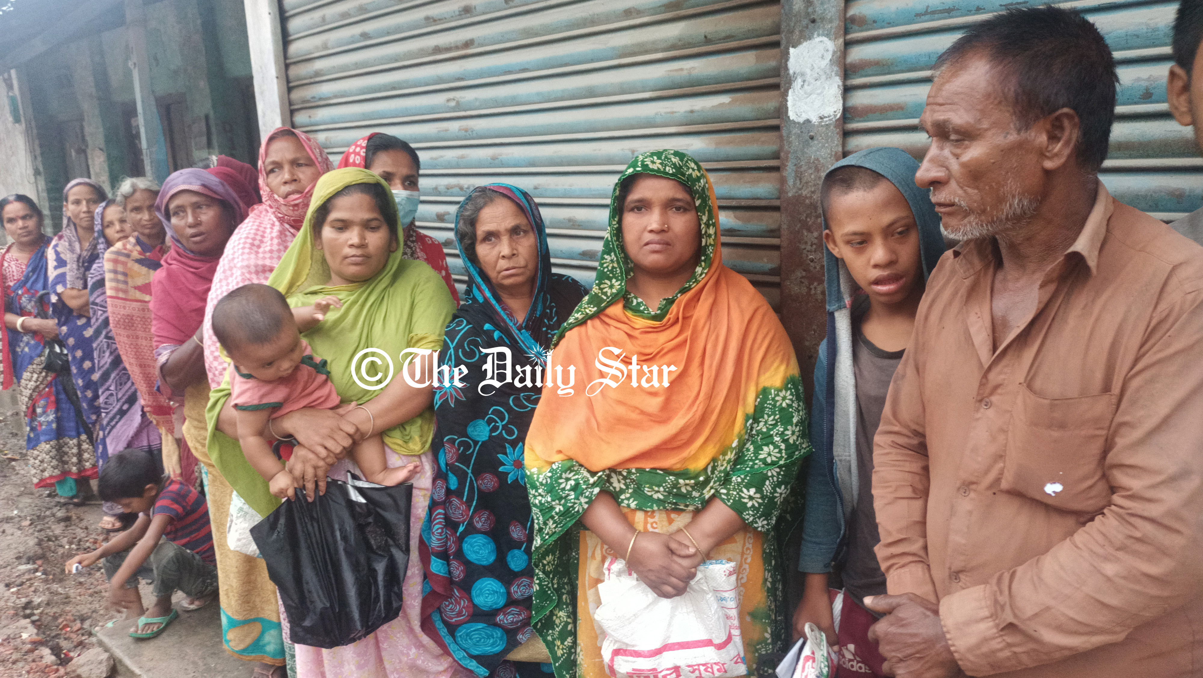 ওএমএস’র দোকানে ভিড়, চাল না পেয়ে হতাশ