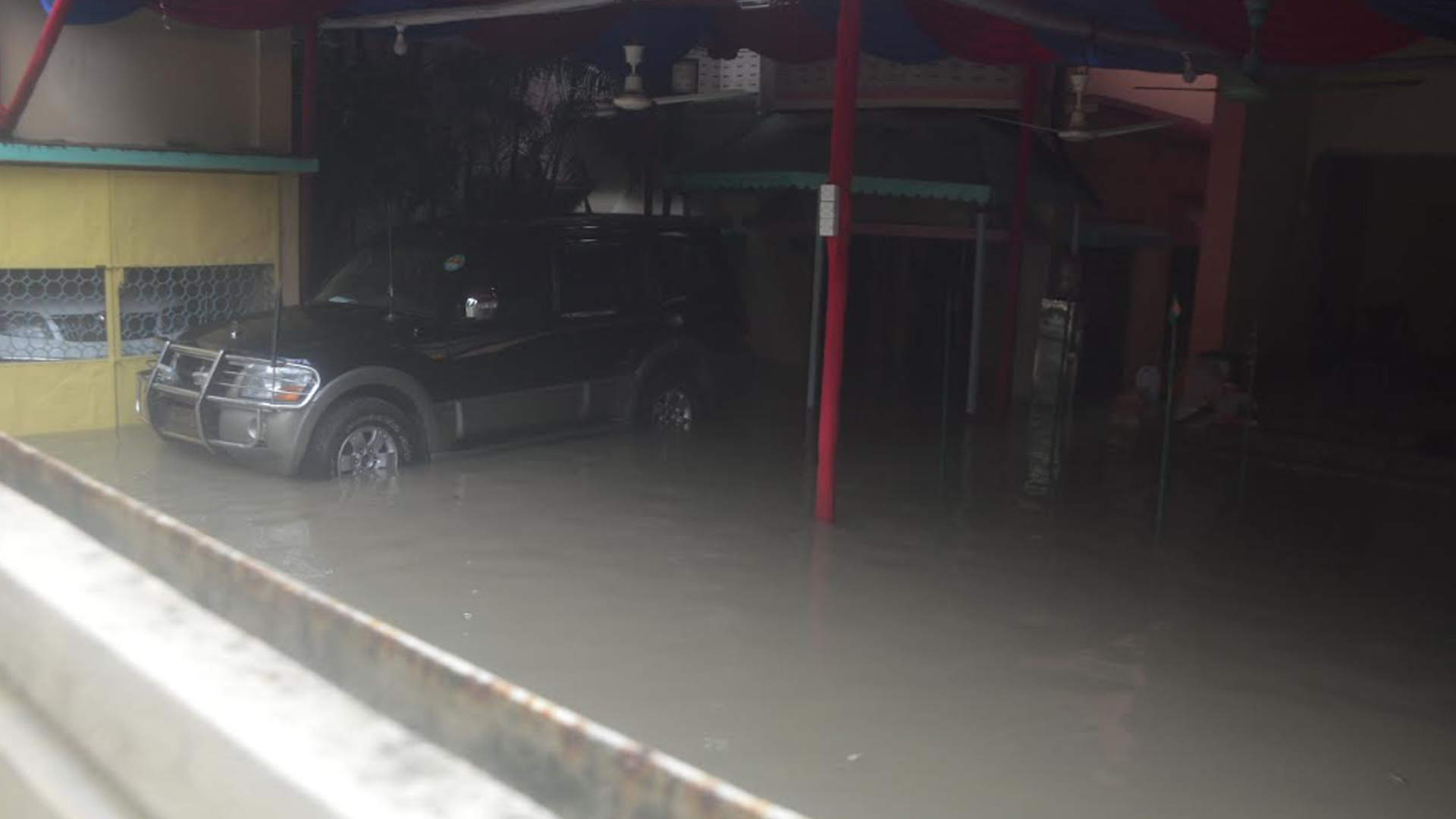 মেয়রের বাড়ির উঠানে পানি