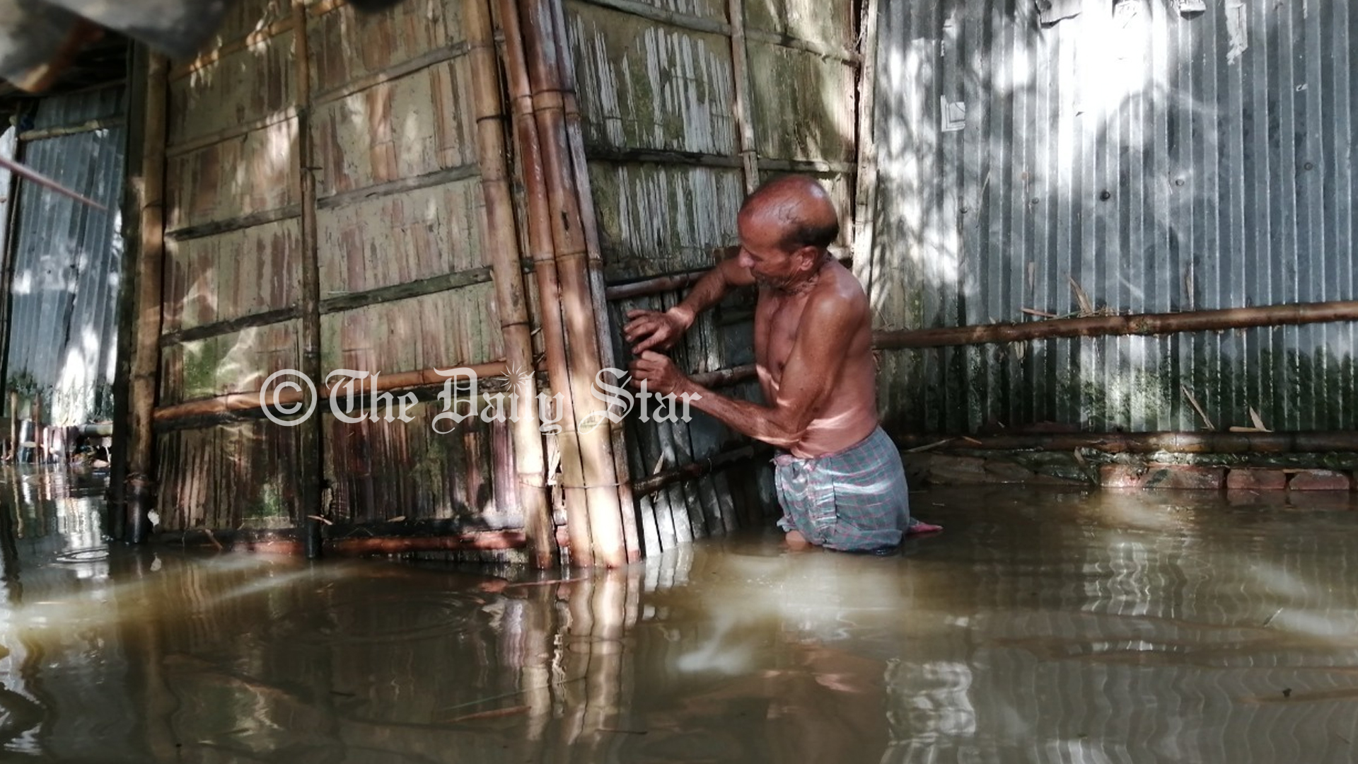 ‘কিতা করমু তকদির মন্দ, বড় অসহায় অইয়া পড়লাম’