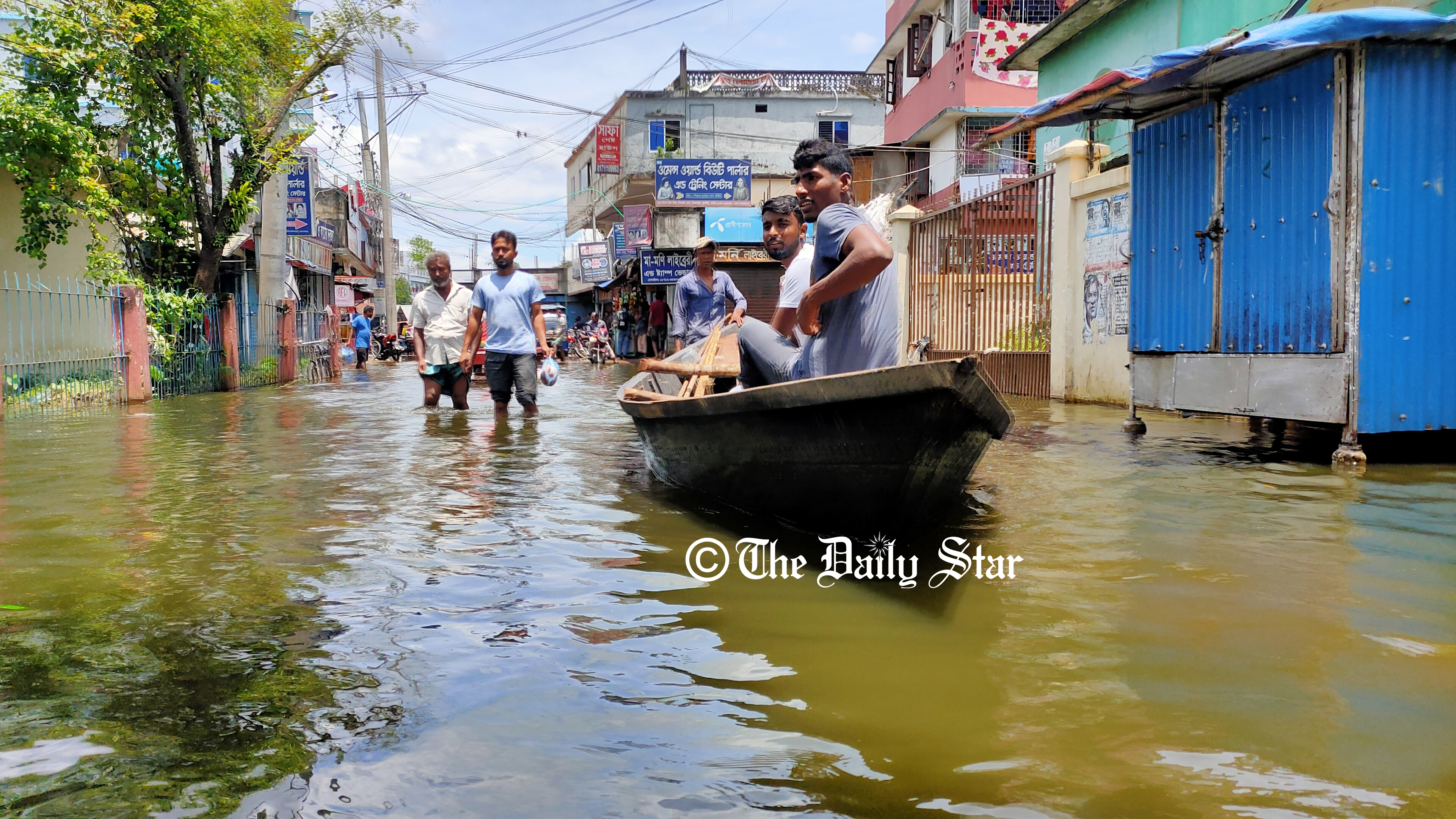 হাওরের নৌকা এখন সড়কের পরিবহন