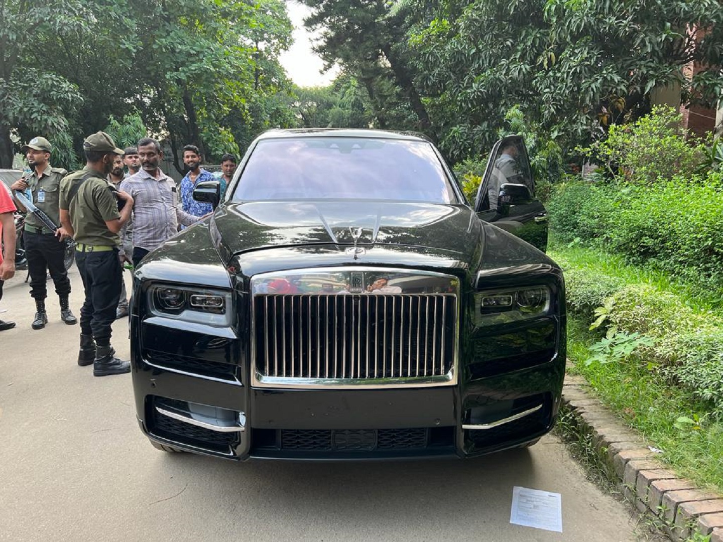 শুল্ক ফাঁকির অভিযোগে ঢাকা থেকে রোলস রয়েস জব্দ