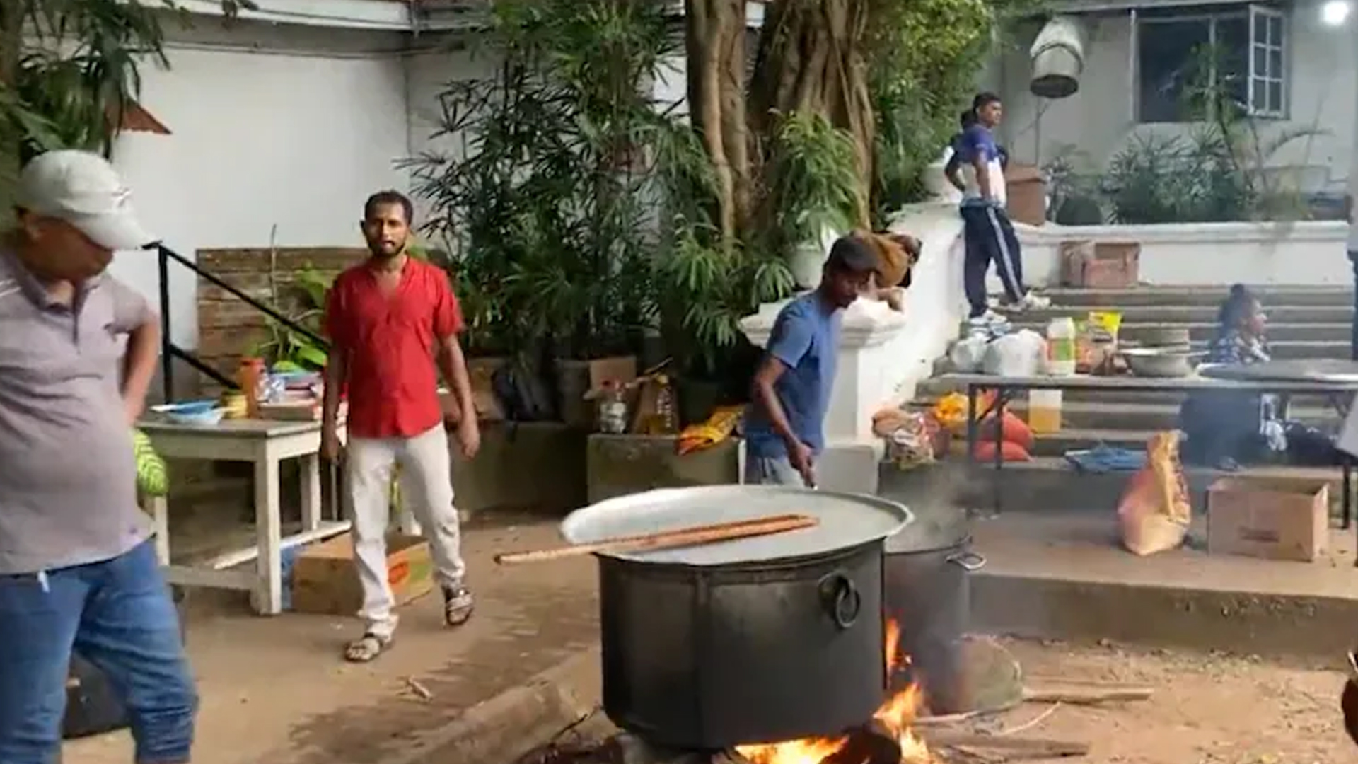 শ্রীলঙ্কার প্রধানমন্ত্রীর বাসভবন চত্বরে রান্না করছেন বিক্ষোভকারীরা