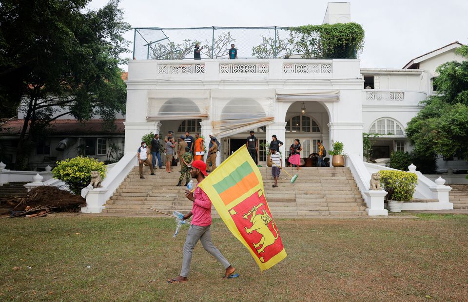 শ্রীলঙ্কার প্রধানমন্ত্রীর বাসভবনে বিক্ষোভকারীদের দুই গ্রুপের সংঘর্ষ