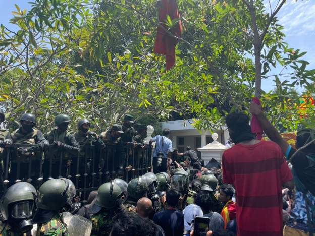 শ্রীলঙ্কার প্রধানমন্ত্রীর কার্যালয়ের সামনে বিক্ষোভ, পুলিশের কাঁদানে গ্যাস