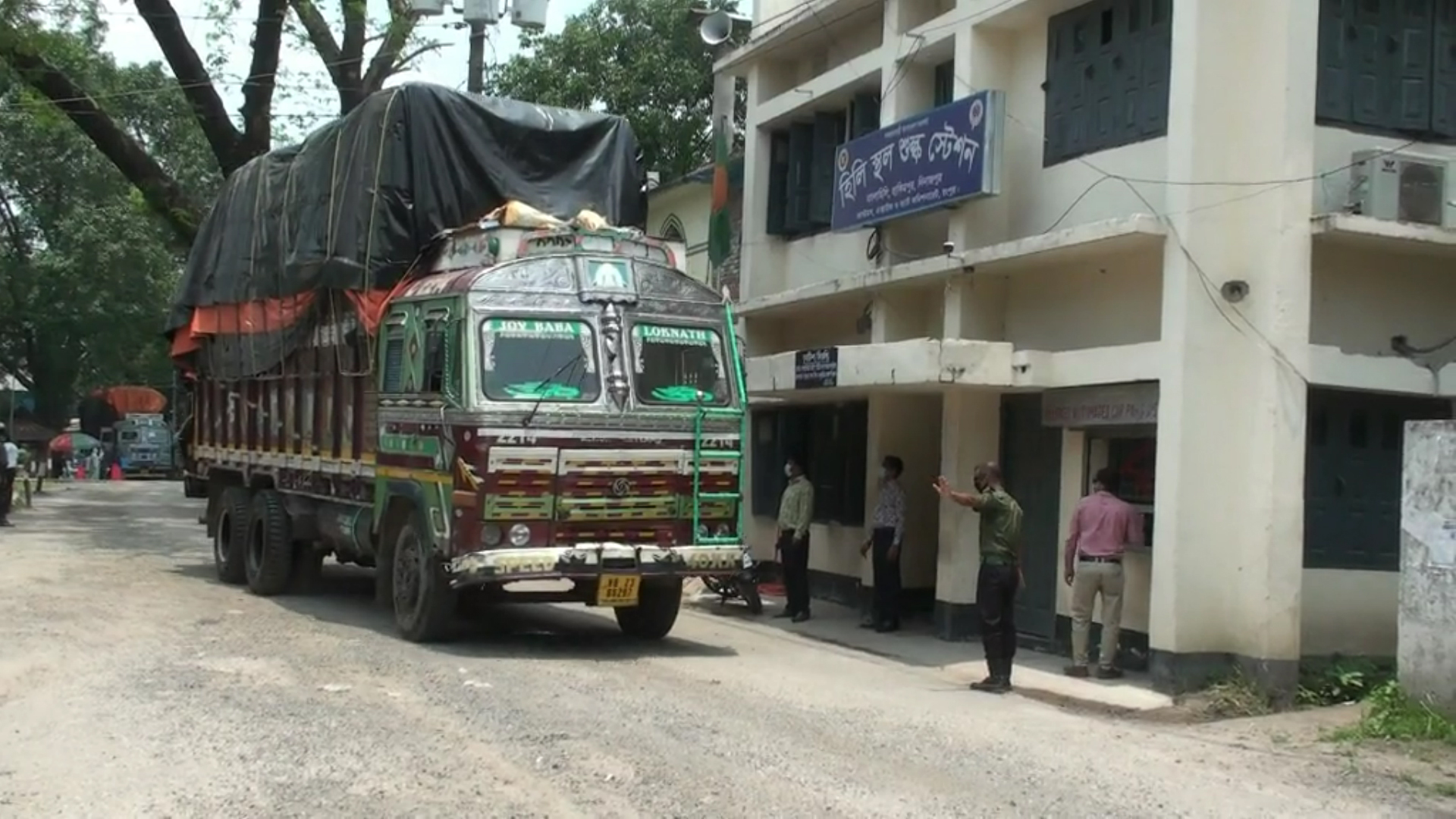 হিলি দিয়ে ৯ মাস পর চাল আমদানি শুরু