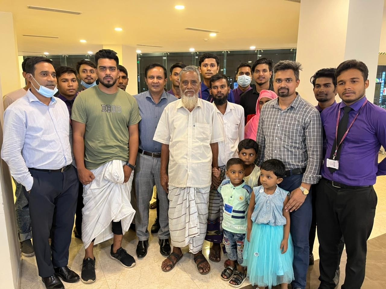 লুঙ্গি পরেই স্টার সিনেপ্লেক্সে সিনেমা দেখলেন সামান আলী