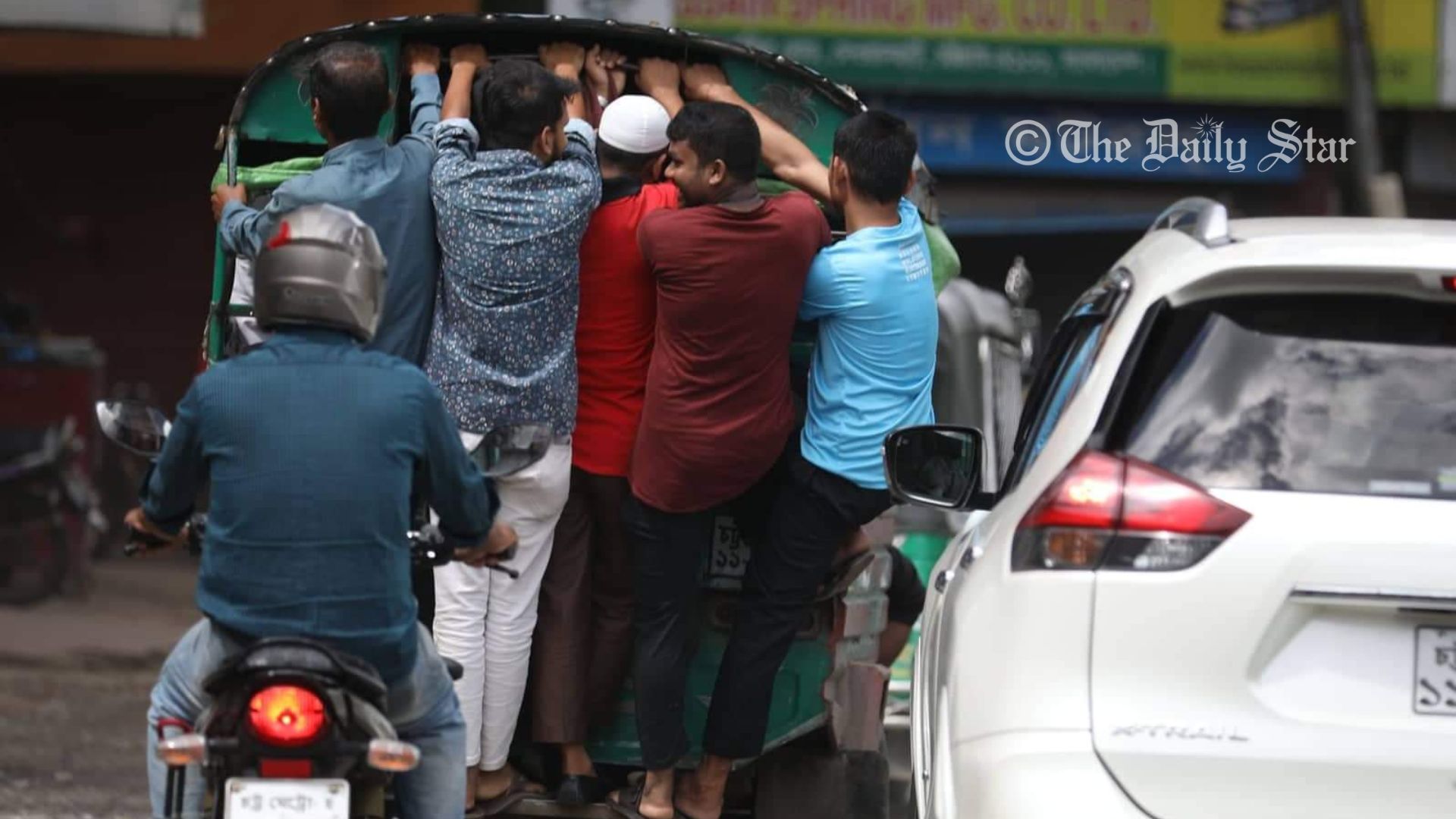 ভাড়া পুনর্নির্ধারণের দাবিতে চট্টগ্রামে গণপরিবহন বন্ধ, ভোগান্তিতে যাত্রীরা