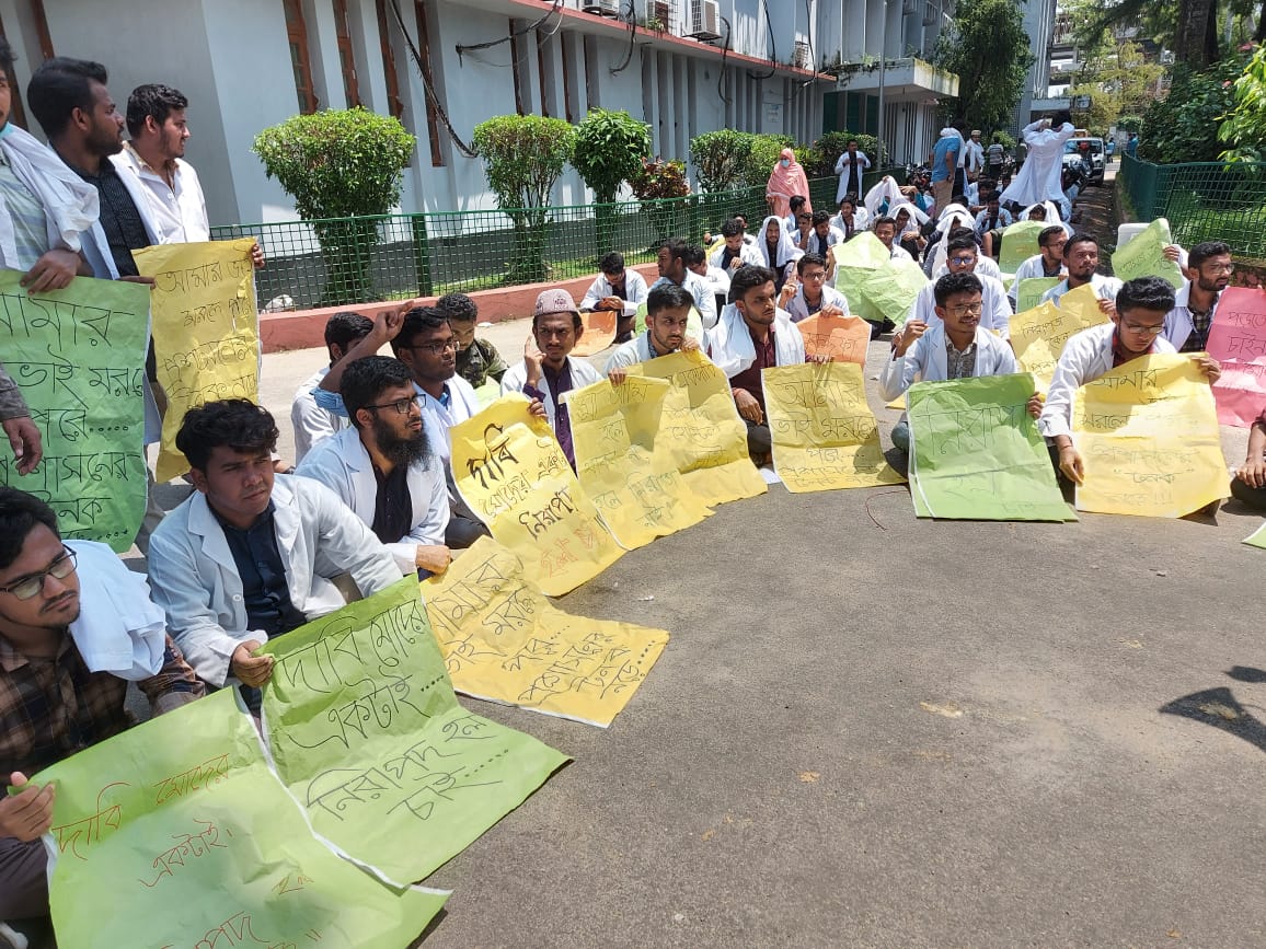 নিরাপদ হলের দাবিতে শেবাচিম অধ্যক্ষ কার্যালয় ঘেরাও