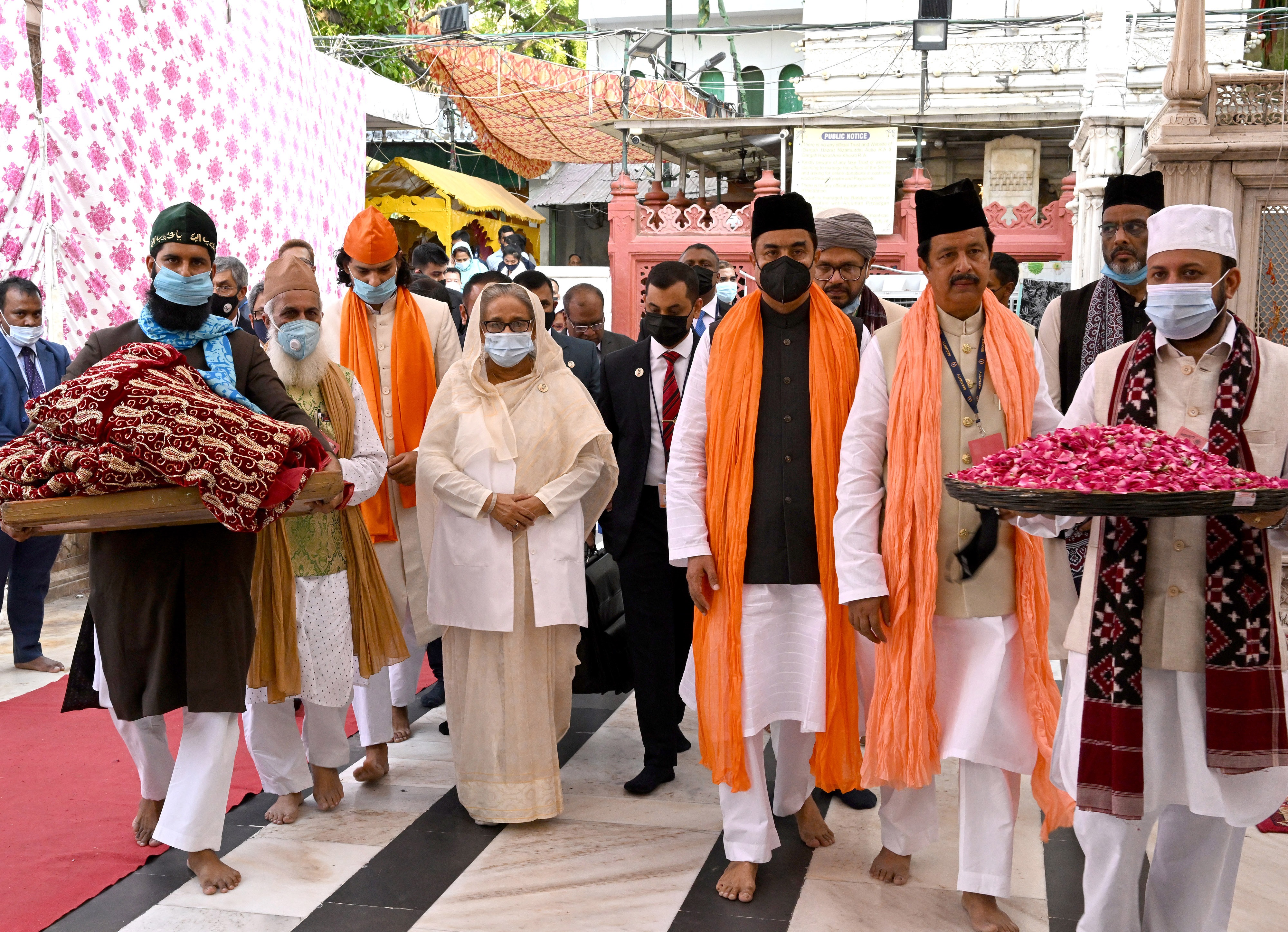 দিল্লিতে নিজামউদ্দিন আউলিয়ার দরগায় প্রধানমন্ত্রী শেখ হাসিনা