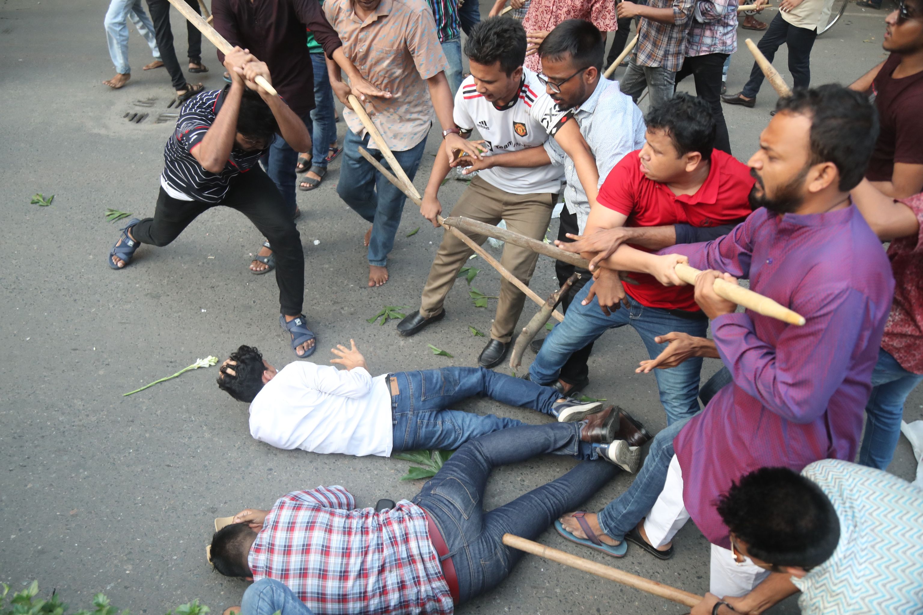 ছাত্রলীগের সন্ত্রাস বন্ধের দাবিতে ঢাবি উপাচার্যকে শিক্ষক নেটওয়ার্কের স্মারকলিপি