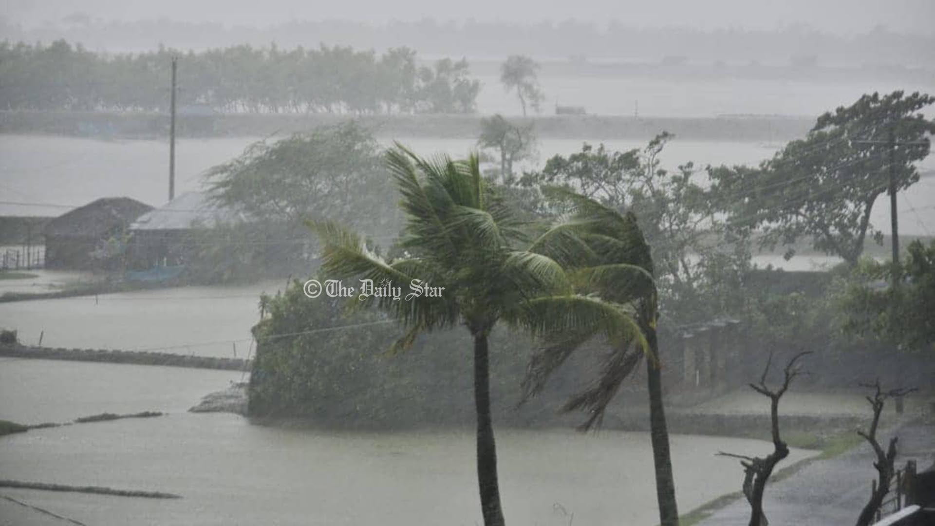 খুলনায় ৪০ হাজার মানুষ আশ্রয়কেন্দ্রে