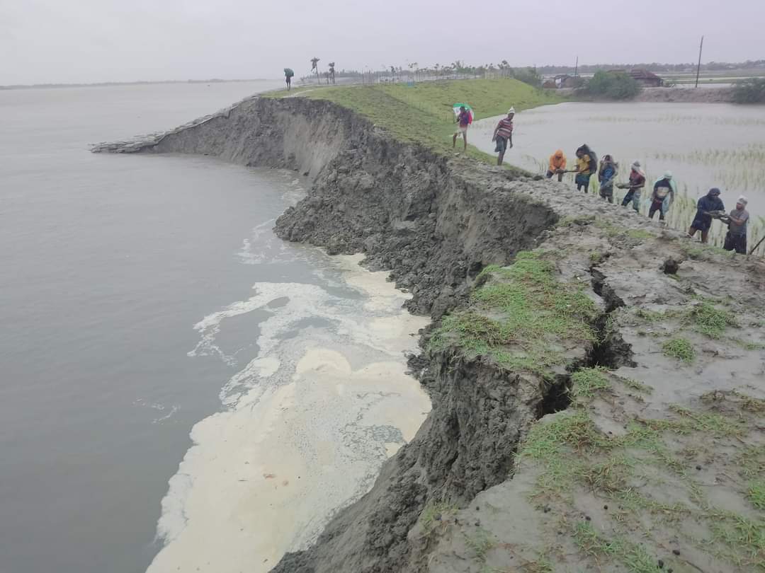 খুলনার কয়রায় বেড়িবাঁধে ভাঙন, আতঙ্কে স্থানীয়রা