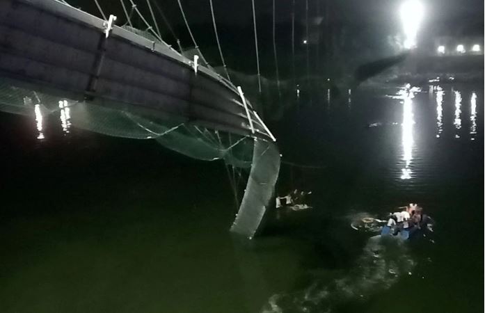 গুজরাটে ঝুলন্ত ব্রিজ ধসের ঘটনায় গ্রেপ্তার ৯