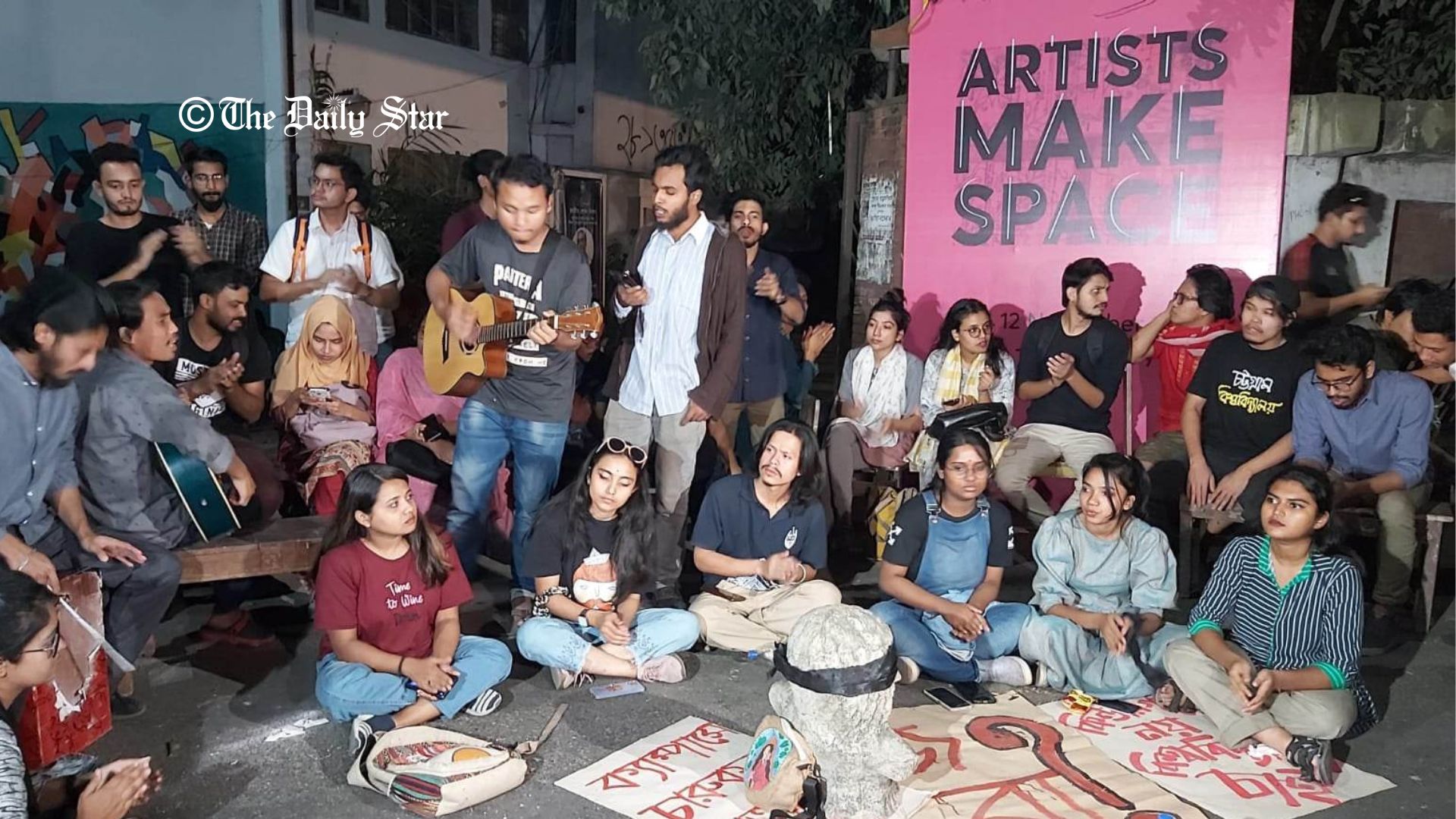 মূল ক্যাম্পাসে ফেরার দাবিতে চবি চারুকলা শিক্ষার্থীদের সড়ক অবরোধ