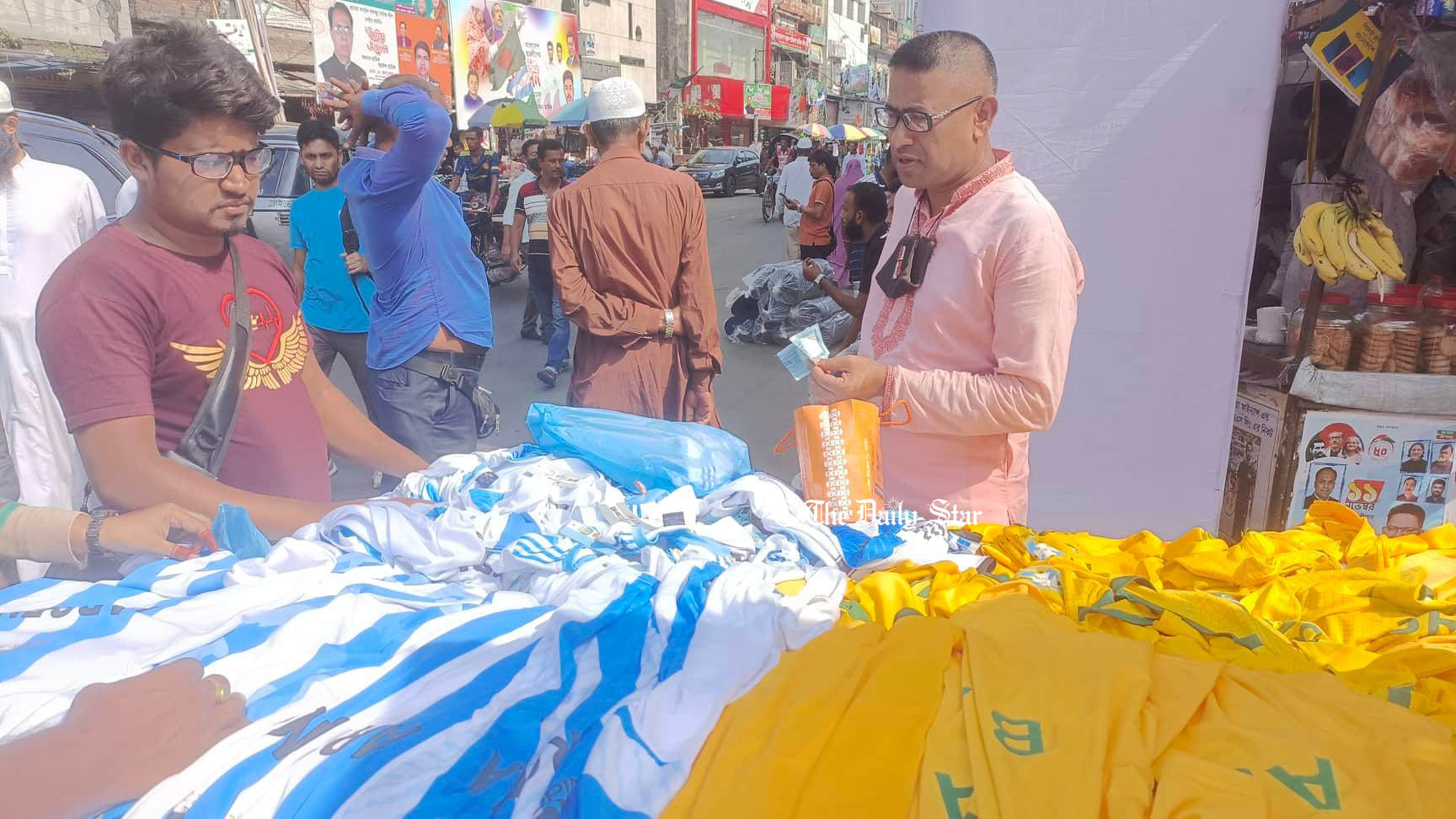 ব্রাজিলের চেয়ে আর্জেন্টিনার জার্সি-পতাকার বিক্রি বেশি, বলছেন বিক্রেতারা