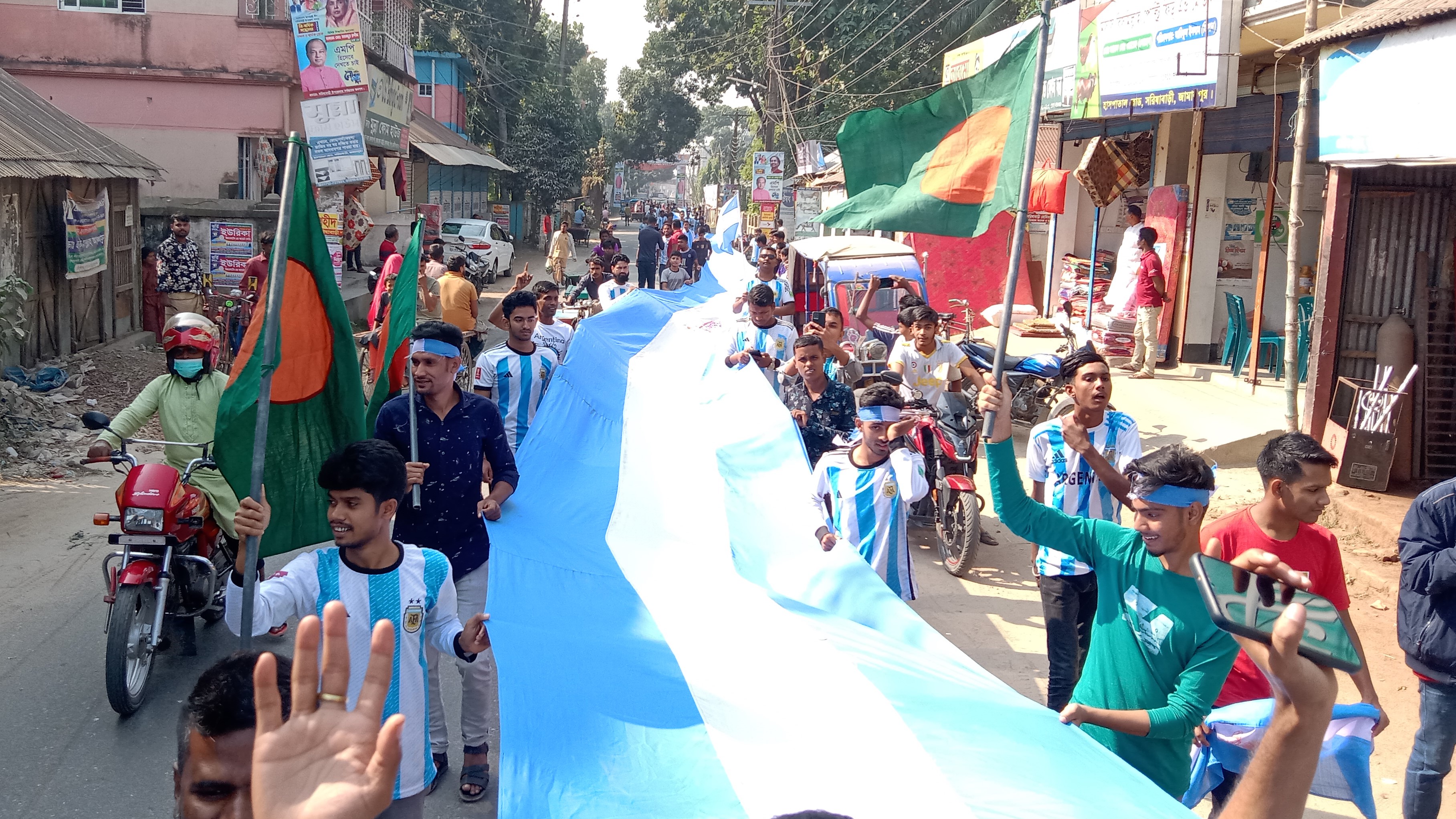 ১৬ শ ফুট লম্বা পতাকা নিয়ে র‌্যালি, আর্জেন্টিনা জিতলে খাওয়াবেন ৫ গরু