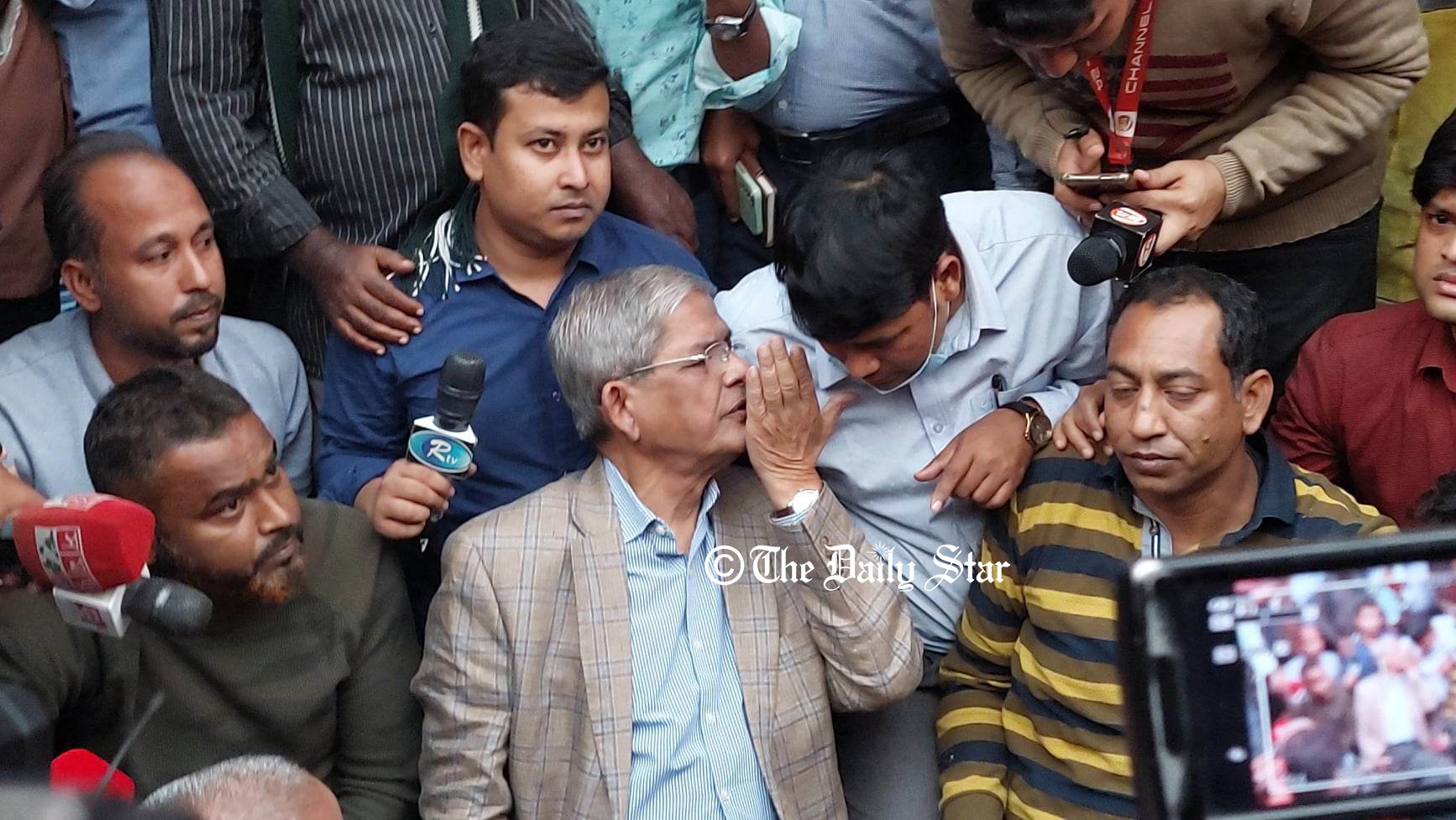 বিএনপি কার্যালয়ের সামনে ফখরুলের অবস্থান
