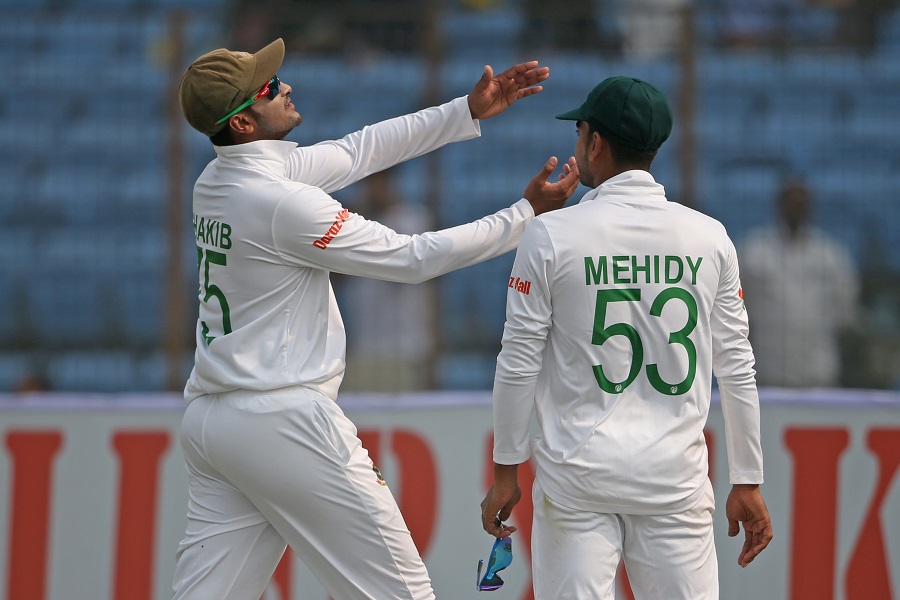 যে কারণে দ্বিতীয় দিনে এক ওভারও বল করেননি সাকিব