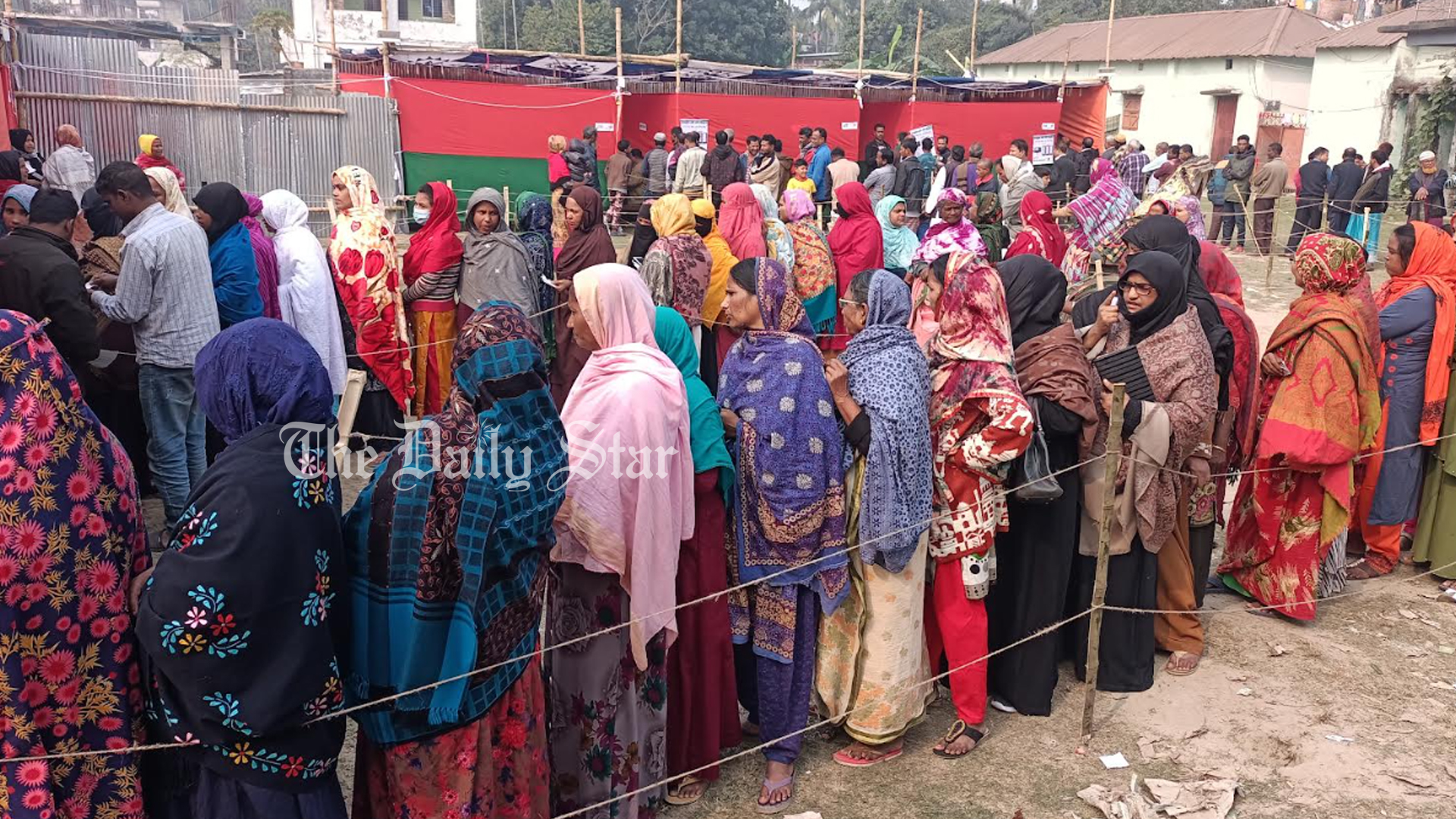 নারী ভোটারের ভিড়, পুরুষের উপস্থিতি কম