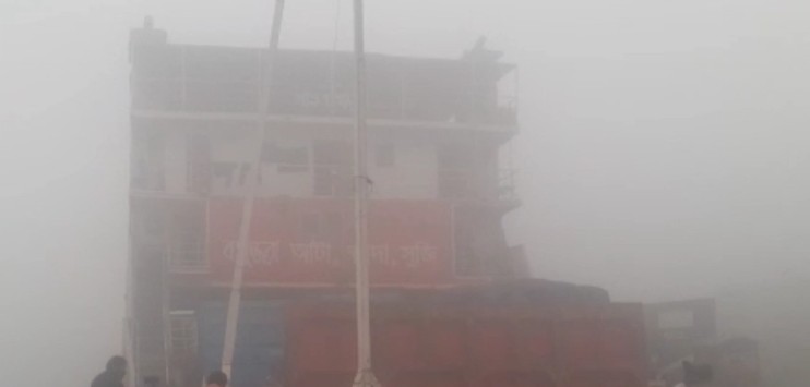 ঘনকুয়াশায় রাতে আবার পাটুরিয়া-দৌলতদিয়া ও আরিচা-কাজিরহাটে ফেরি বন্ধ
