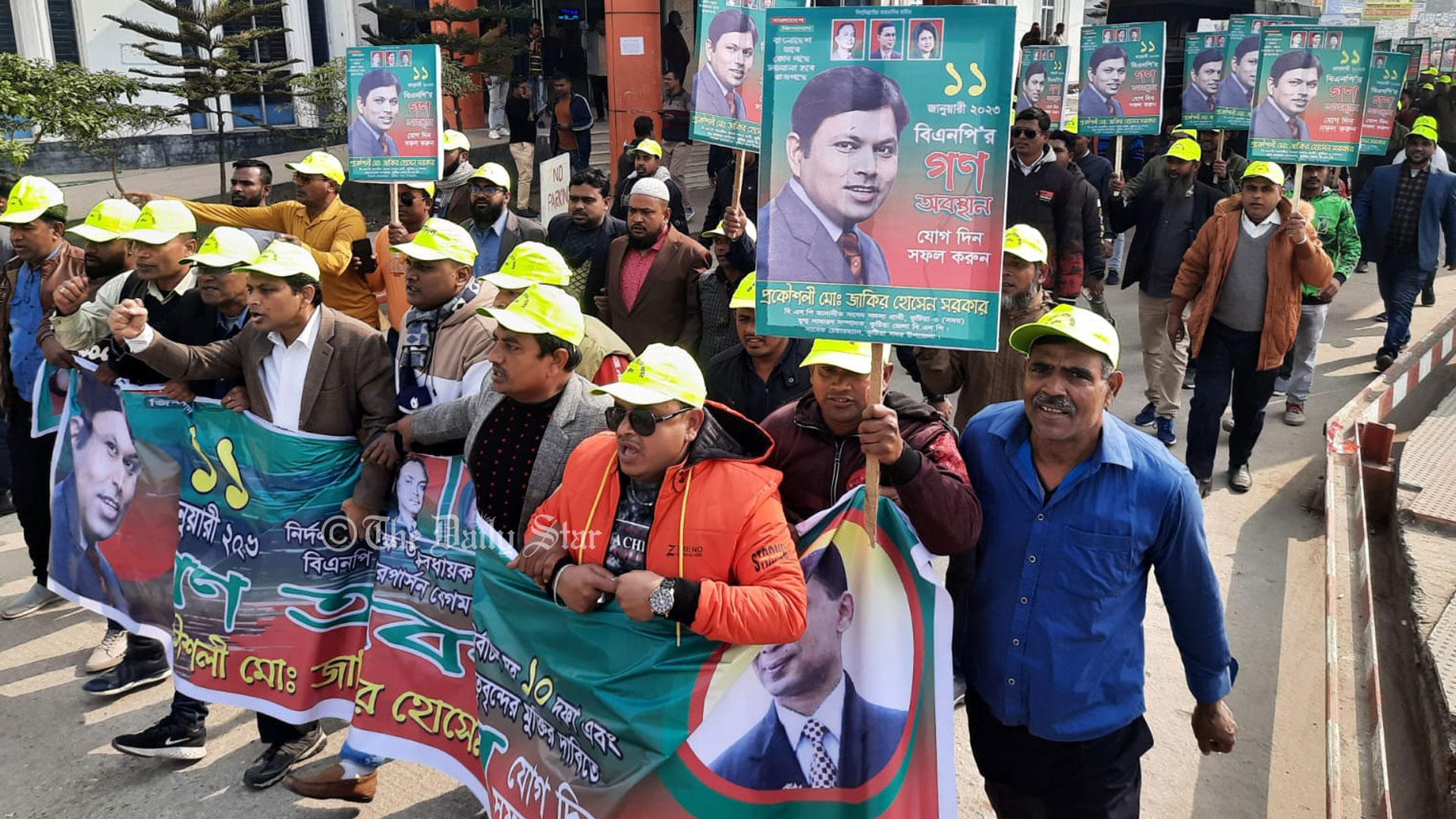 খুলনায় মিছিল নিয়ে দলীয় কার্যালয়ে যাচ্ছেন বিএনপি নেতারা