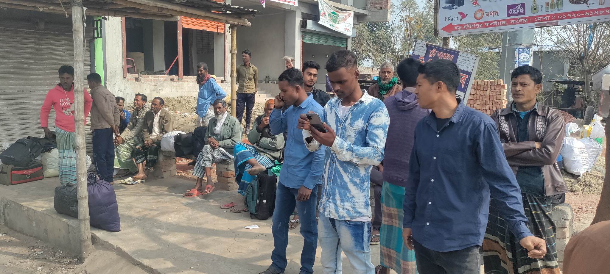আ. লীগের সমাবেশের জন্য ভাড়া নেওয়ায় বাস শূন্য নাটোর