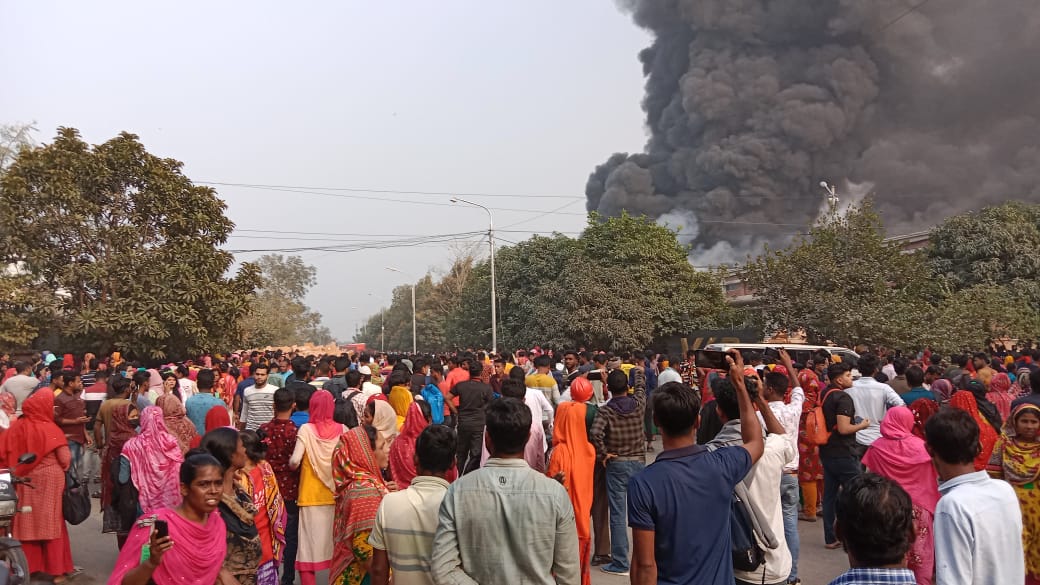 মোংলায় ইপিজেডে ব্যাগের কারখানায় আগুন