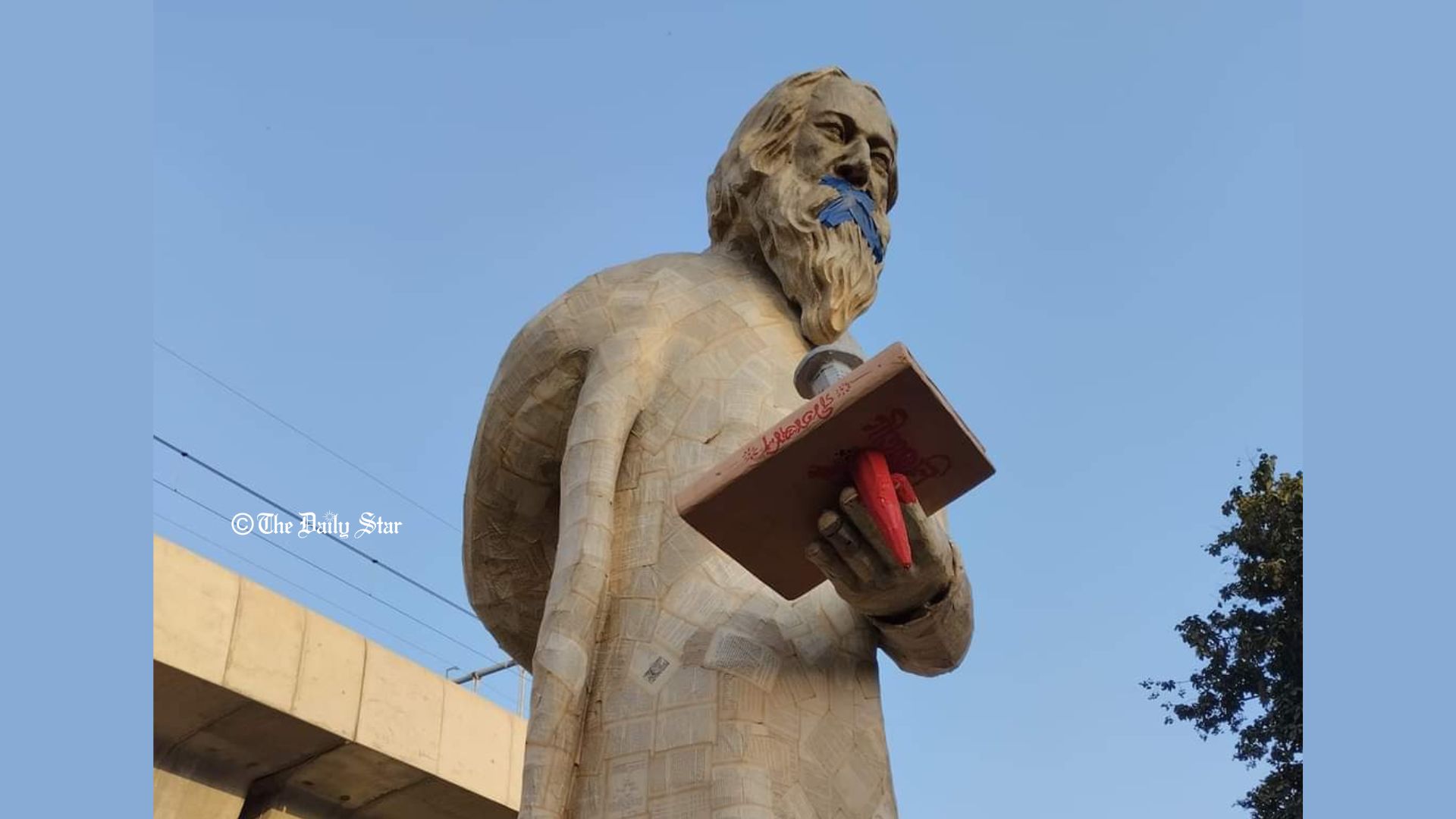 রবীন্দ্রনাথের মুখবাঁধা ভাস্কর্য সরিয়ে ফেলল ঢাবি কর্তৃপক্ষ