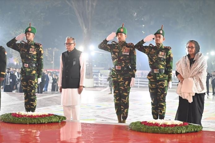 ভাষাশহীদদের প্রতি রাষ্ট্রপতি ও প্রধানমন্ত্রীর শ্রদ্ধা নিবেদন