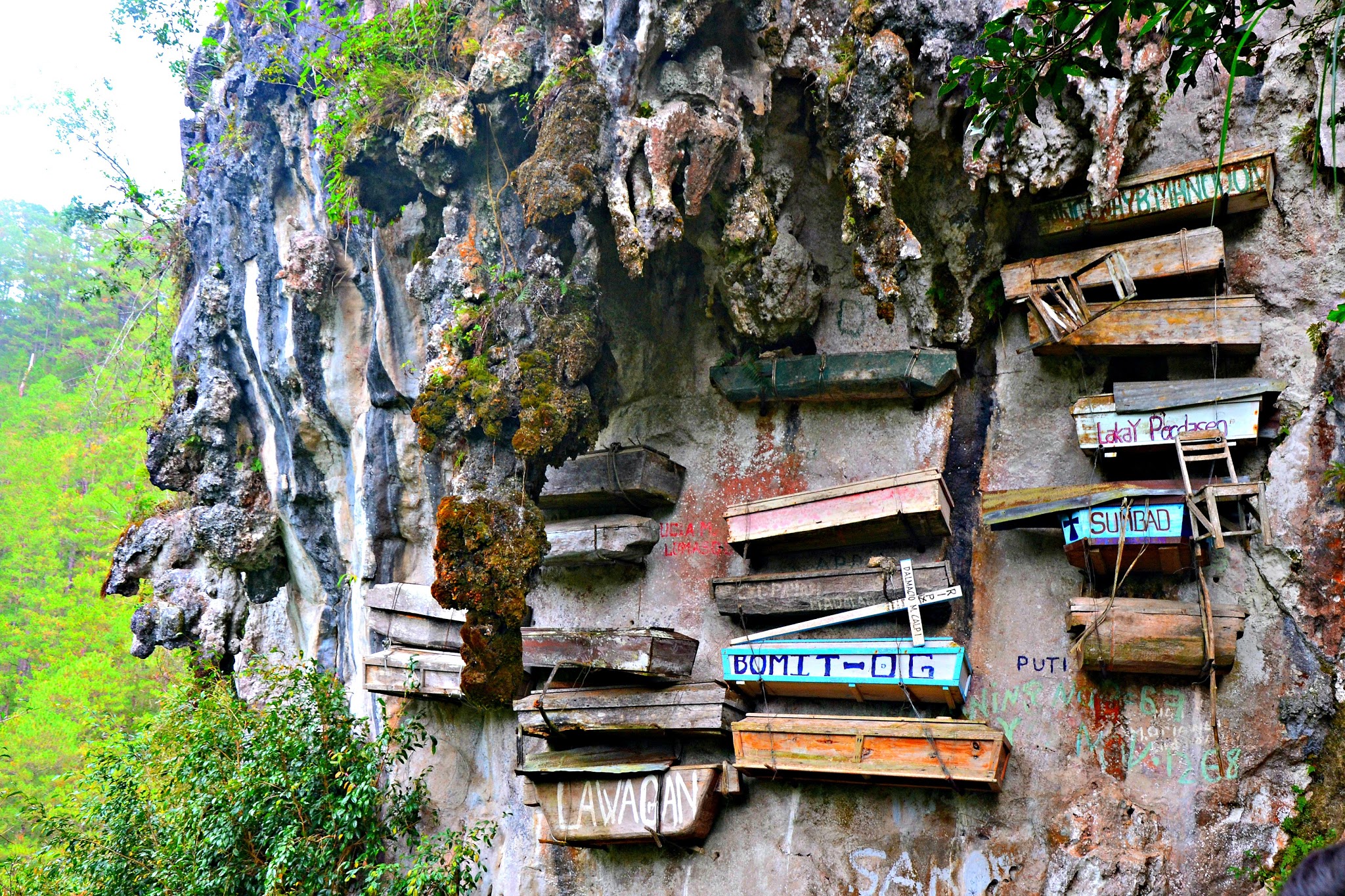 ফিলিপাইনে ঝুলন্ত কবরস্থান
