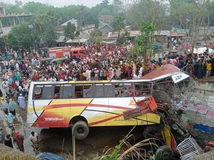 আহত ১২ জনকে পাঠানো হলো ঢামেকে, ১৭ মরদেহ শিবচর স্বাস্থ্য কমপ্লেক্সে