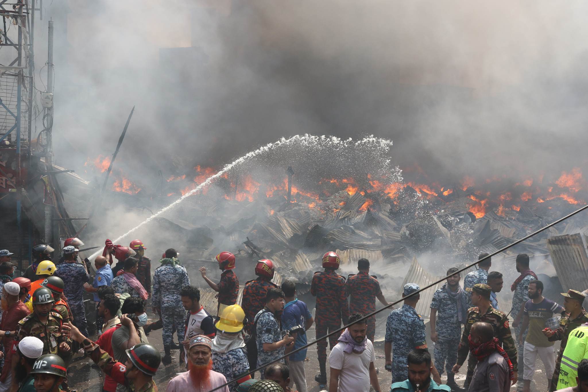প্রায় সাড়ে ৬ ঘণ্টা পর বঙ্গবাজারের আগুন নিয়ন্ত্রণে
