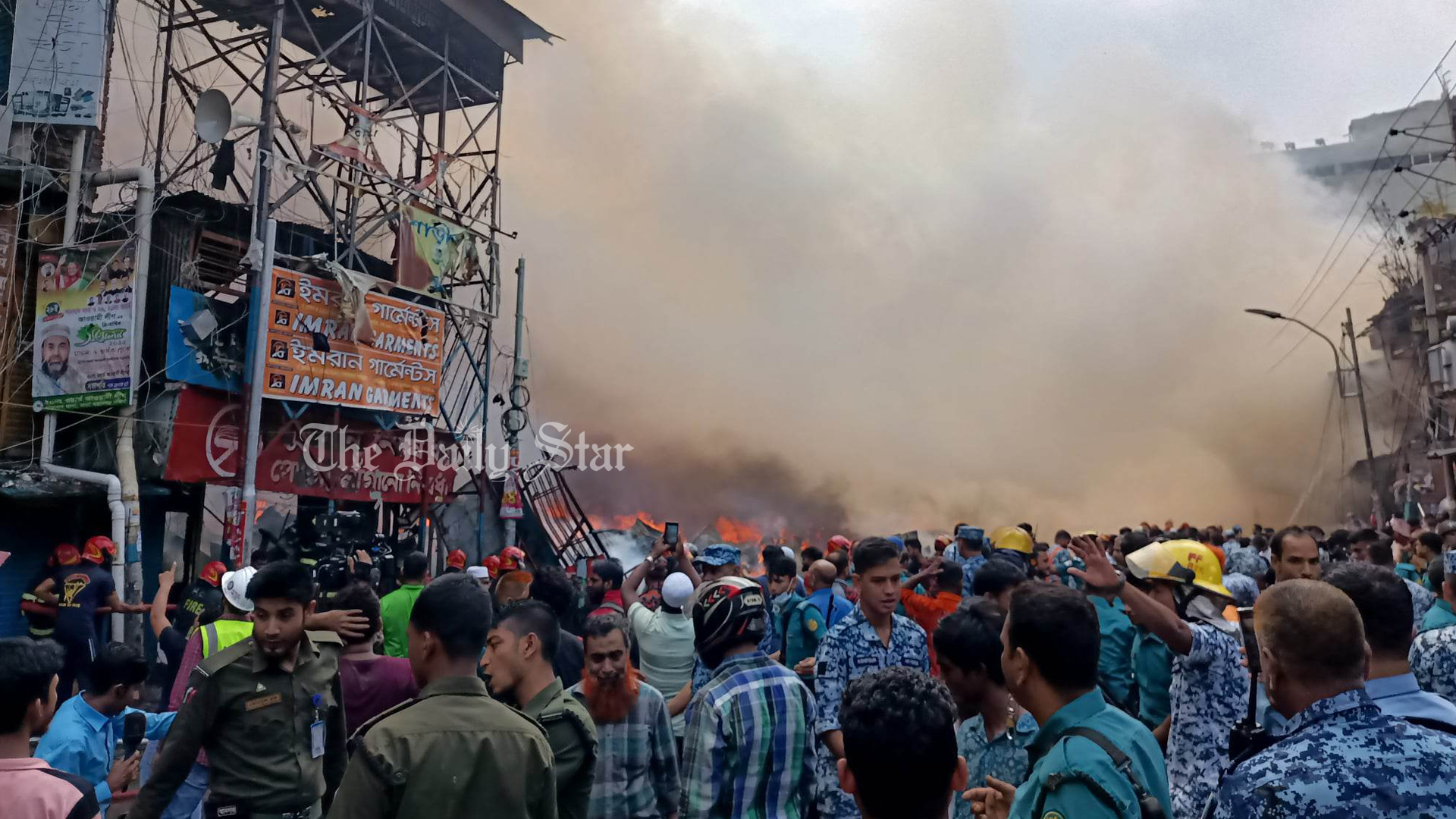 বঙ্গবাজারে আগুন, নিয়ন্ত্রণে ৪৮ ইউনিট
