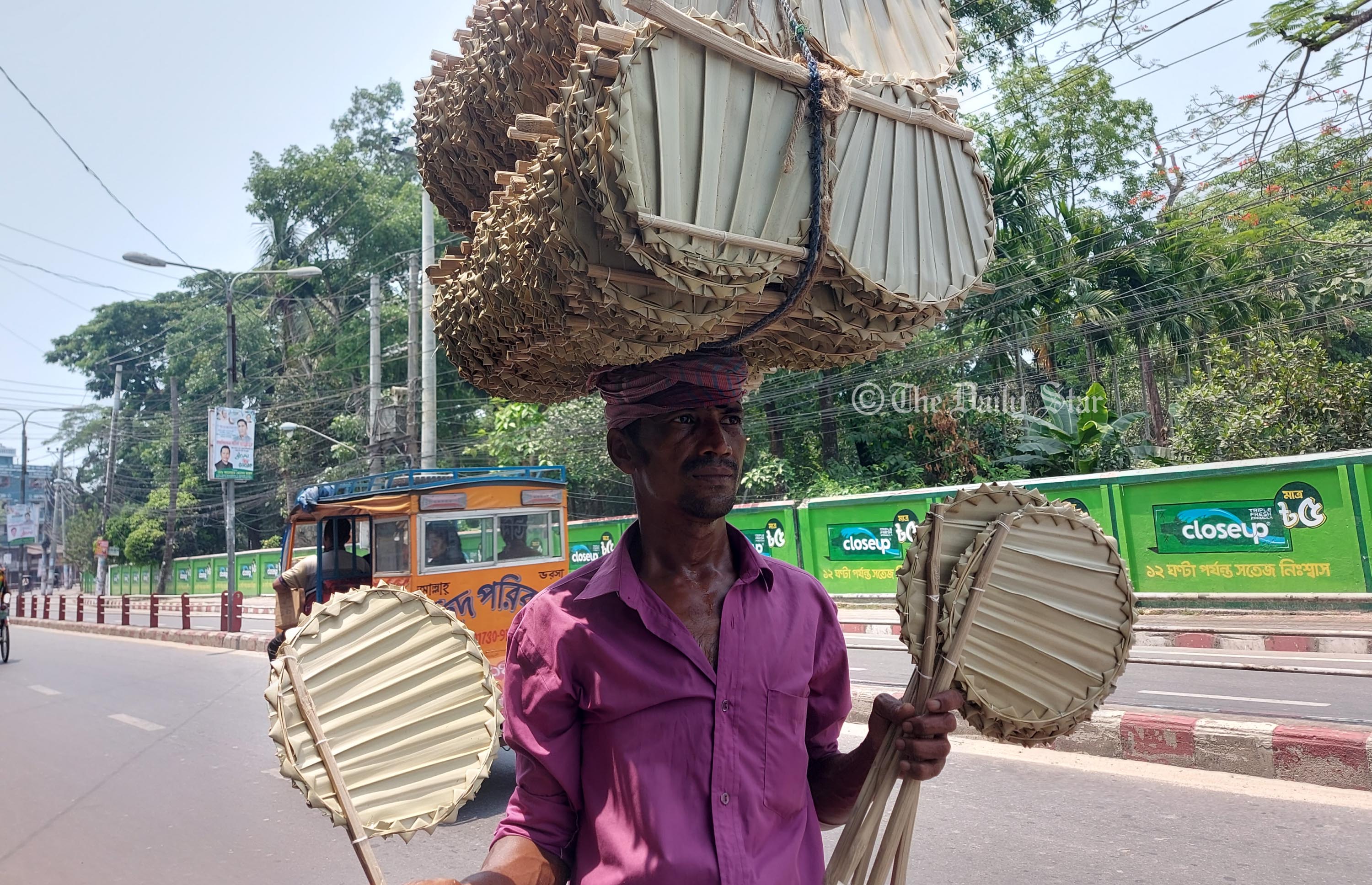 সক্ষমতা আছে, বিদ্যুৎ নেই: গরমে হাঁসফাঁস জীবন