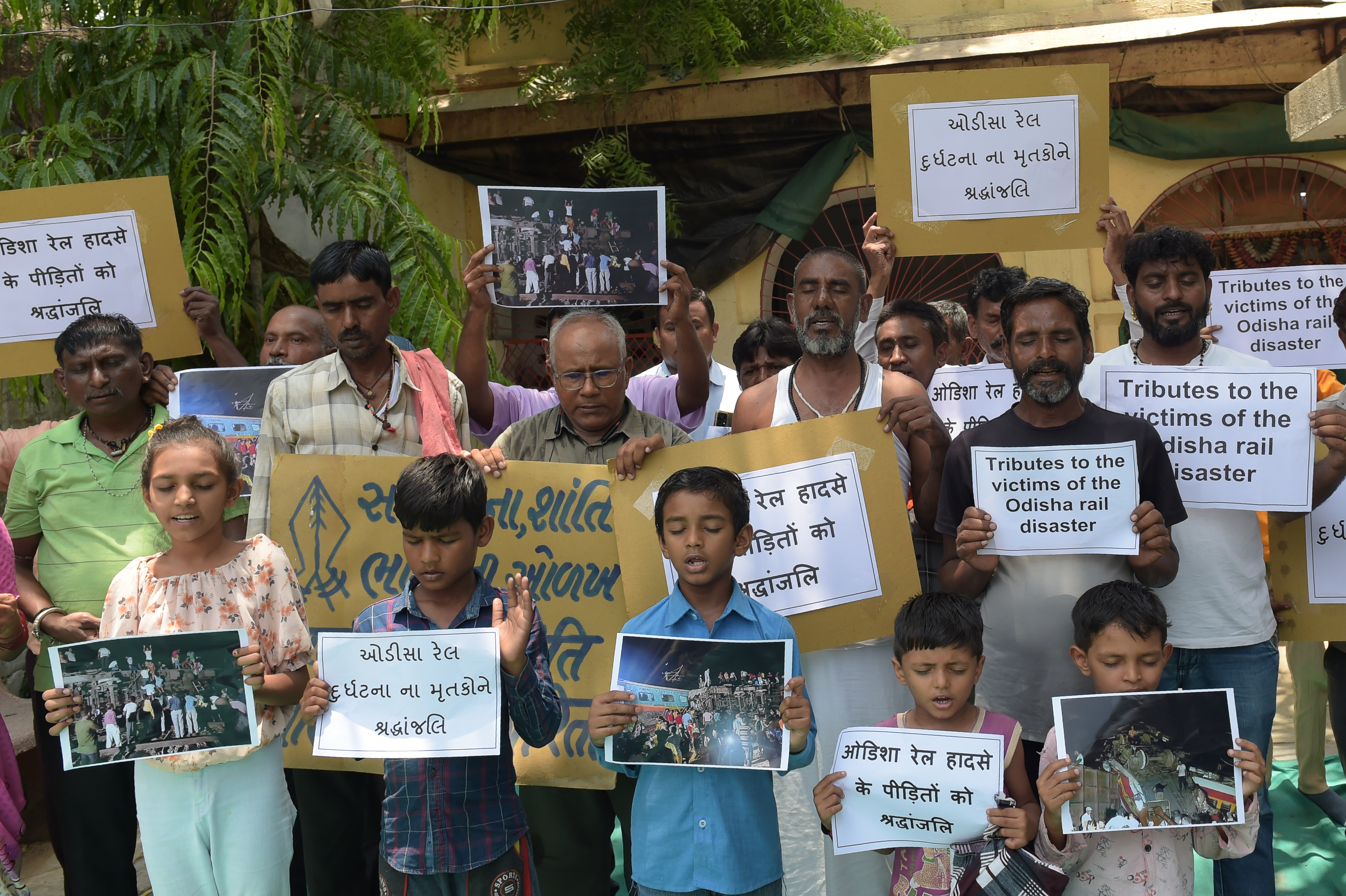 স্বজনরা খুঁজছেন স্বজনদের: নিহত বেড়ে ২৯৪