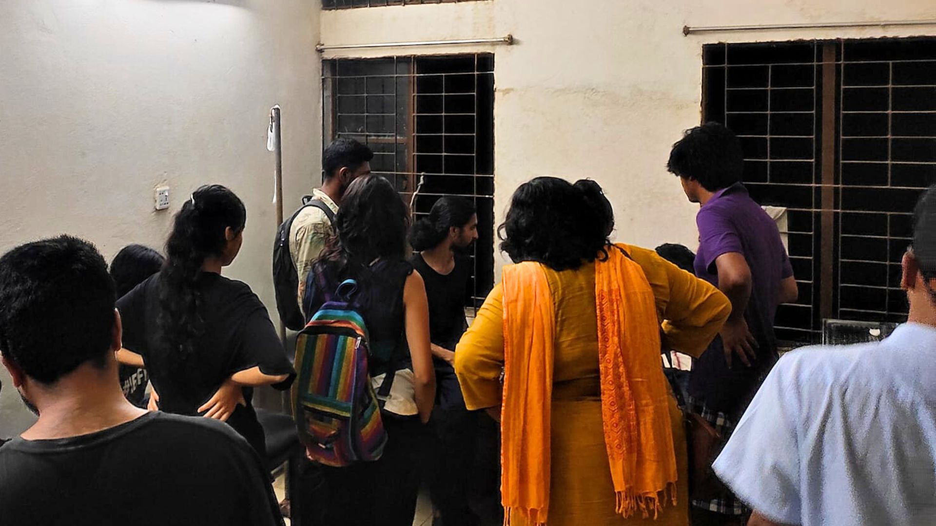 অছাত্রদের বের না করা পর্যন্ত চিকিৎসায় অস্বীকৃতি অনশনরত প্রত্যয়ের