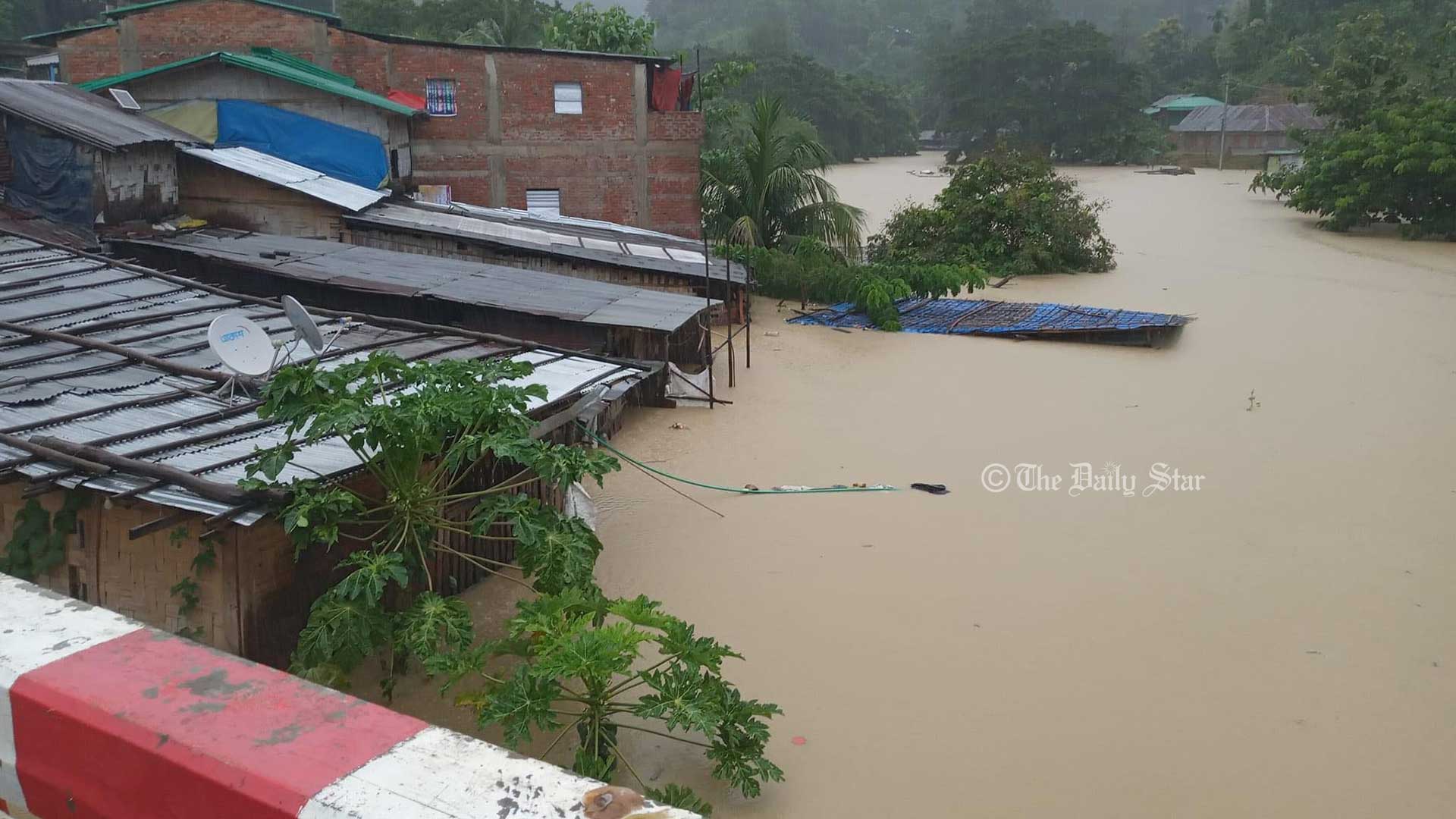 বান্দরবানে বন্যা: ২ দিন ধরে নেই বিদ্যুৎ, যোগাযোগ বিচ্ছিন্ন