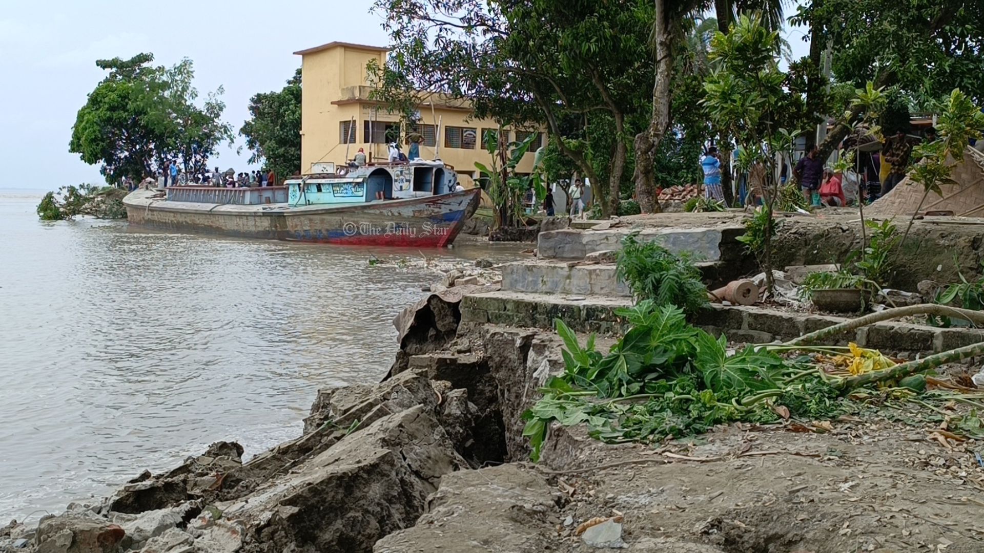৩০ মিনিটে ১২টি বাড়ি পদ্মায় বিলীন, ঝুঁকিতে বিদ্যালয়